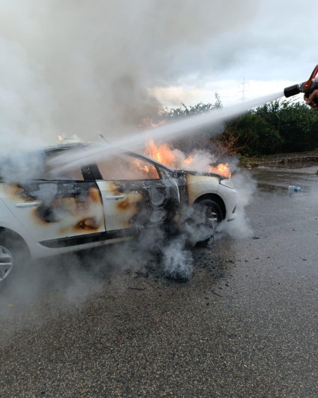 Hatay'da park halindeki otomobil alev alev yandı