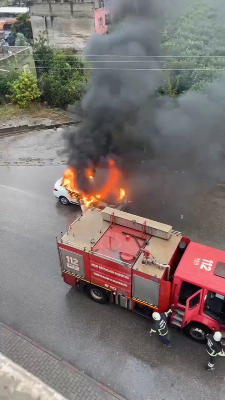 Hatay'da park halindeki otomobil alev alev yandı