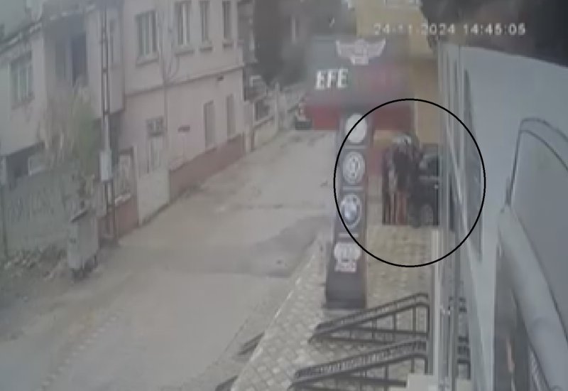 Fırtınanın devirdiği tabela çocuğu teğet geçti, o anlar kamerada - Tabelanın altında kalmaktan santimlerle kurtulan çocuk: “Ölümden kıl payı kurtulduk” (Fotoğraflı) Ahmet Arslan HATAY (İHA) - Hatay'da kuvvetli rüzgarın etkisiyle devrilen tabelanın altında kalmaktan son anda kurtulan küçük çocuğun o anları güvenlik kamerasına yansıdı. Meteorolojinin uyarıda bulunduğu Hatay'da kuvvetli fırtına hayatı olumsuz etkiledi. Reyhanlı ilçesi Değirmenkaşı Mahallesi'ndeki bir galerinin de tabelası fırtınanın etkisiyle devrildi. Bu esnada evlerinin önündeki yola aracını park eden ve araçtan inen Berber ailesi de korku dolu anlar yaşadı. Devrilen tabelanın ailenin 11 yaşındaki evladı Yusuf Polat Berber'i santimlerle teğet geçtiği anlarsa anbean güvenlik kamerasına yansıdı. “Anlık bir rüzgar çıktı ve ne olduğunu anlamadan tabela devrildi” ‘Verilmiş sadakamız' varmış diyerek evladının olayı yara almadan atlattığını dile getiren baba Ahmet Berber, “Marketten geldiğimizde evin önüne arabayı park etmiştik. Anlık bir rüzgar çıktı ve ne olduğunu anlamadan tabela devrildi. Çocuğum kaldırımdaydı, Rabbim korudu. Verilmiş sadakamız varmış, saniyelik bir olay yaşadık. Bir fırtına çıktı ve tabela devrildi" diye konuştu. “Ölümden kıl payı kurtulduk” Tabelanın üzerine doğru geldiği anları anlatan Yusuf Polat Berber, “Biz arabadan indiğimizde tabela direkt bizim üzerimize doğru düştü. Ölümden kıl payı kurtulduk” dedi.