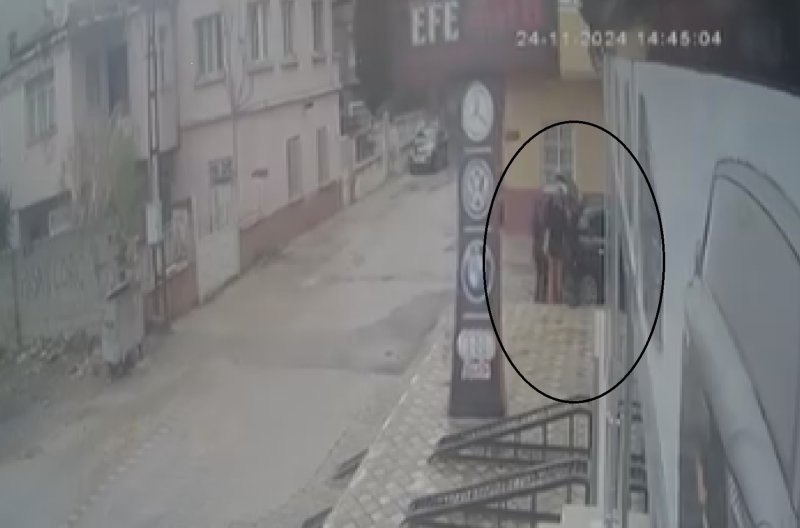 Fırtınanın devirdiği tabela çocuğu teğet geçti, o anlar kamerada - Tabelanın altında kalmaktan santimlerle kurtulan çocuk: “Ölümden kıl payı kurtulduk” (Fotoğraflı) Ahmet Arslan HATAY (İHA) - Hatay'da kuvvetli rüzgarın etkisiyle devrilen tabelanın altında kalmaktan son anda kurtulan küçük çocuğun o anları güvenlik kamerasına yansıdı. Meteorolojinin uyarıda bulunduğu Hatay'da kuvvetli fırtına hayatı olumsuz etkiledi. Reyhanlı ilçesi Değirmenkaşı Mahallesi'ndeki bir galerinin de tabelası fırtınanın etkisiyle devrildi. Bu esnada evlerinin önündeki yola aracını park eden ve araçtan inen Berber ailesi de korku dolu anlar yaşadı. Devrilen tabelanın ailenin 11 yaşındaki evladı Yusuf Polat Berber'i santimlerle teğet geçtiği anlarsa anbean güvenlik kamerasına yansıdı. “Anlık bir rüzgar çıktı ve ne olduğunu anlamadan tabela devrildi” ‘Verilmiş sadakamız' varmış diyerek evladının olayı yara almadan atlattığını dile getiren baba Ahmet Berber, “Marketten geldiğimizde evin önüne arabayı park etmiştik. Anlık bir rüzgar çıktı ve ne olduğunu anlamadan tabela devrildi. Çocuğum kaldırımdaydı, Rabbim korudu. Verilmiş sadakamız varmış, saniyelik bir olay yaşadık. Bir fırtına çıktı ve tabela devrildi" diye konuştu. “Ölümden kıl payı kurtulduk” Tabelanın üzerine doğru geldiği anları anlatan Yusuf Polat Berber, “Biz arabadan indiğimizde tabela direkt bizim üzerimize doğru düştü. Ölümden kıl payı kurtulduk” dedi.