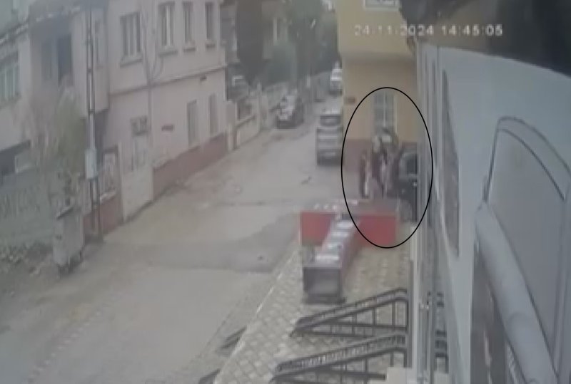 Fırtınanın devirdiği tabela çocuğu teğet geçti, o anlar kamerada - Tabelanın altında kalmaktan santimlerle kurtulan çocuk: “Ölümden kıl payı kurtulduk” (Fotoğraflı) Ahmet Arslan HATAY (İHA) - Hatay'da kuvvetli rüzgarın etkisiyle devrilen tabelanın altında kalmaktan son anda kurtulan küçük çocuğun o anları güvenlik kamerasına yansıdı. Meteorolojinin uyarıda bulunduğu Hatay'da kuvvetli fırtına hayatı olumsuz etkiledi. Reyhanlı ilçesi Değirmenkaşı Mahallesi'ndeki bir galerinin de tabelası fırtınanın etkisiyle devrildi. Bu esnada evlerinin önündeki yola aracını park eden ve araçtan inen Berber ailesi de korku dolu anlar yaşadı. Devrilen tabelanın ailenin 11 yaşındaki evladı Yusuf Polat Berber'i santimlerle teğet geçtiği anlarsa anbean güvenlik kamerasına yansıdı. “Anlık bir rüzgar çıktı ve ne olduğunu anlamadan tabela devrildi” ‘Verilmiş sadakamız' varmış diyerek evladının olayı yara almadan atlattığını dile getiren baba Ahmet Berber, “Marketten geldiğimizde evin önüne arabayı park etmiştik. Anlık bir rüzgar çıktı ve ne olduğunu anlamadan tabela devrildi. Çocuğum kaldırımdaydı, Rabbim korudu. Verilmiş sadakamız varmış, saniyelik bir olay yaşadık. Bir fırtına çıktı ve tabela devrildi" diye konuştu. “Ölümden kıl payı kurtulduk” Tabelanın üzerine doğru geldiği anları anlatan Yusuf Polat Berber, “Biz arabadan indiğimizde tabela direkt bizim üzerimize doğru düştü. Ölümden kıl payı kurtulduk” dedi.