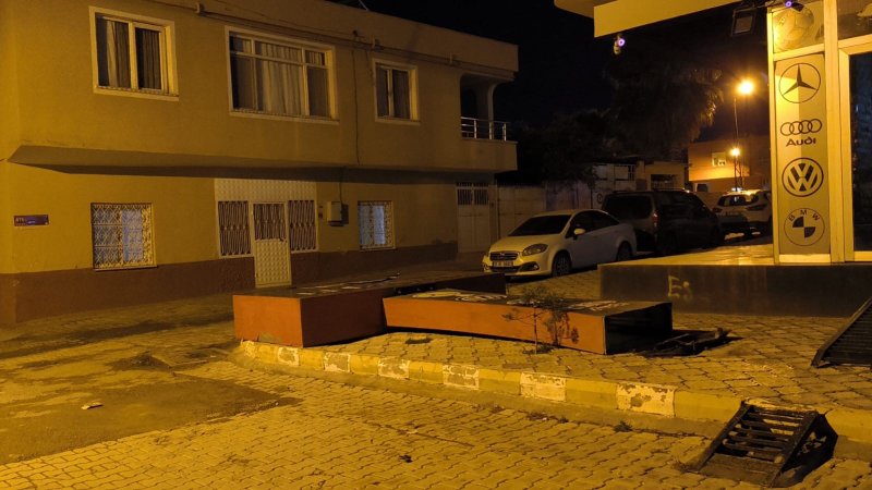 Fırtınanın devirdiği tabela çocuğu teğet geçti, o anlar kamerada - Tabelanın altında kalmaktan santimlerle kurtulan çocuk: “Ölümden kıl payı kurtulduk” (Fotoğraflı) Ahmet Arslan HATAY (İHA) - Hatay'da kuvvetli rüzgarın etkisiyle devrilen tabelanın altında kalmaktan son anda kurtulan küçük çocuğun o anları güvenlik kamerasına yansıdı. Meteorolojinin uyarıda bulunduğu Hatay'da kuvvetli fırtına hayatı olumsuz etkiledi. Reyhanlı ilçesi Değirmenkaşı Mahallesi'ndeki bir galerinin de tabelası fırtınanın etkisiyle devrildi. Bu esnada evlerinin önündeki yola aracını park eden ve araçtan inen Berber ailesi de korku dolu anlar yaşadı. Devrilen tabelanın ailenin 11 yaşındaki evladı Yusuf Polat Berber'i santimlerle teğet geçtiği anlarsa anbean güvenlik kamerasına yansıdı. “Anlık bir rüzgar çıktı ve ne olduğunu anlamadan tabela devrildi” ‘Verilmiş sadakamız' varmış diyerek evladının olayı yara almadan atlattığını dile getiren baba Ahmet Berber, “Marketten geldiğimizde evin önüne arabayı park etmiştik. Anlık bir rüzgar çıktı ve ne olduğunu anlamadan tabela devrildi. Çocuğum kaldırımdaydı, Rabbim korudu. Verilmiş sadakamız varmış, saniyelik bir olay yaşadık. Bir fırtına çıktı ve tabela devrildi" diye konuştu. “Ölümden kıl payı kurtulduk” Tabelanın üzerine doğru geldiği anları anlatan Yusuf Polat Berber, “Biz arabadan indiğimizde tabela direkt bizim üzerimize doğru düştü. Ölümden kıl payı kurtulduk” dedi.