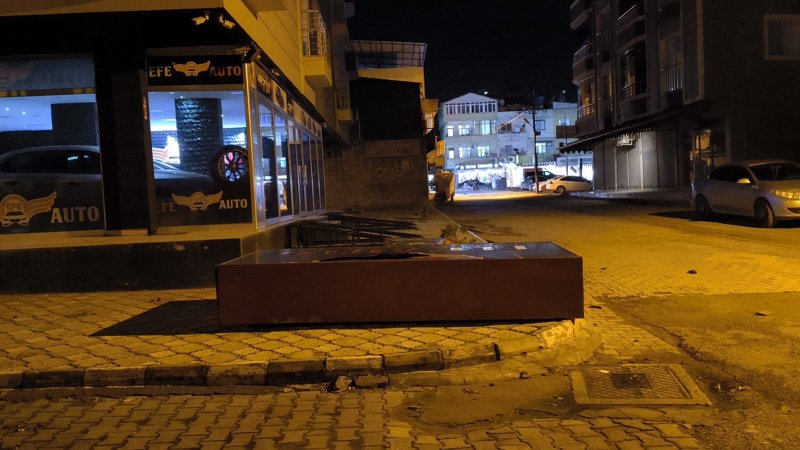 Fırtınanın devirdiği tabela çocuğu teğet geçti, o anlar kamerada - Tabelanın altında kalmaktan santimlerle kurtulan çocuk: “Ölümden kıl payı kurtulduk” (Fotoğraflı) Ahmet Arslan HATAY (İHA) - Hatay'da kuvvetli rüzgarın etkisiyle devrilen tabelanın altında kalmaktan son anda kurtulan küçük çocuğun o anları güvenlik kamerasına yansıdı. Meteorolojinin uyarıda bulunduğu Hatay'da kuvvetli fırtına hayatı olumsuz etkiledi. Reyhanlı ilçesi Değirmenkaşı Mahallesi'ndeki bir galerinin de tabelası fırtınanın etkisiyle devrildi. Bu esnada evlerinin önündeki yola aracını park eden ve araçtan inen Berber ailesi de korku dolu anlar yaşadı. Devrilen tabelanın ailenin 11 yaşındaki evladı Yusuf Polat Berber'i santimlerle teğet geçtiği anlarsa anbean güvenlik kamerasına yansıdı. “Anlık bir rüzgar çıktı ve ne olduğunu anlamadan tabela devrildi” ‘Verilmiş sadakamız' varmış diyerek evladının olayı yara almadan atlattığını dile getiren baba Ahmet Berber, “Marketten geldiğimizde evin önüne arabayı park etmiştik. Anlık bir rüzgar çıktı ve ne olduğunu anlamadan tabela devrildi. Çocuğum kaldırımdaydı, Rabbim korudu. Verilmiş sadakamız varmış, saniyelik bir olay yaşadık. Bir fırtına çıktı ve tabela devrildi" diye konuştu. “Ölümden kıl payı kurtulduk” Tabelanın üzerine doğru geldiği anları anlatan Yusuf Polat Berber, “Biz arabadan indiğimizde tabela direkt bizim üzerimize doğru düştü. Ölümden kıl payı kurtulduk” dedi.