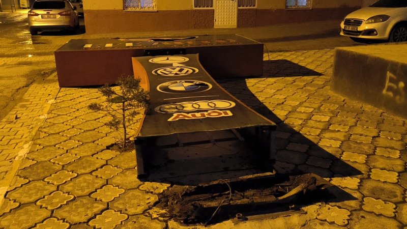 Fırtınanın devirdiği tabela çocuğu teğet geçti, o anlar kamerada - Tabelanın altında kalmaktan santimlerle kurtulan çocuk: “Ölümden kıl payı kurtulduk” (Fotoğraflı) Ahmet Arslan HATAY (İHA) - Hatay'da kuvvetli rüzgarın etkisiyle devrilen tabelanın altında kalmaktan son anda kurtulan küçük çocuğun o anları güvenlik kamerasına yansıdı. Meteorolojinin uyarıda bulunduğu Hatay'da kuvvetli fırtına hayatı olumsuz etkiledi. Reyhanlı ilçesi Değirmenkaşı Mahallesi'ndeki bir galerinin de tabelası fırtınanın etkisiyle devrildi. Bu esnada evlerinin önündeki yola aracını park eden ve araçtan inen Berber ailesi de korku dolu anlar yaşadı. Devrilen tabelanın ailenin 11 yaşındaki evladı Yusuf Polat Berber'i santimlerle teğet geçtiği anlarsa anbean güvenlik kamerasına yansıdı. “Anlık bir rüzgar çıktı ve ne olduğunu anlamadan tabela devrildi” ‘Verilmiş sadakamız' varmış diyerek evladının olayı yara almadan atlattığını dile getiren baba Ahmet Berber, “Marketten geldiğimizde evin önüne arabayı park etmiştik. Anlık bir rüzgar çıktı ve ne olduğunu anlamadan tabela devrildi. Çocuğum kaldırımdaydı, Rabbim korudu. Verilmiş sadakamız varmış, saniyelik bir olay yaşadık. Bir fırtına çıktı ve tabela devrildi" diye konuştu. “Ölümden kıl payı kurtulduk” Tabelanın üzerine doğru geldiği anları anlatan Yusuf Polat Berber, “Biz arabadan indiğimizde tabela direkt bizim üzerimize doğru düştü. Ölümden kıl payı kurtulduk” dedi.