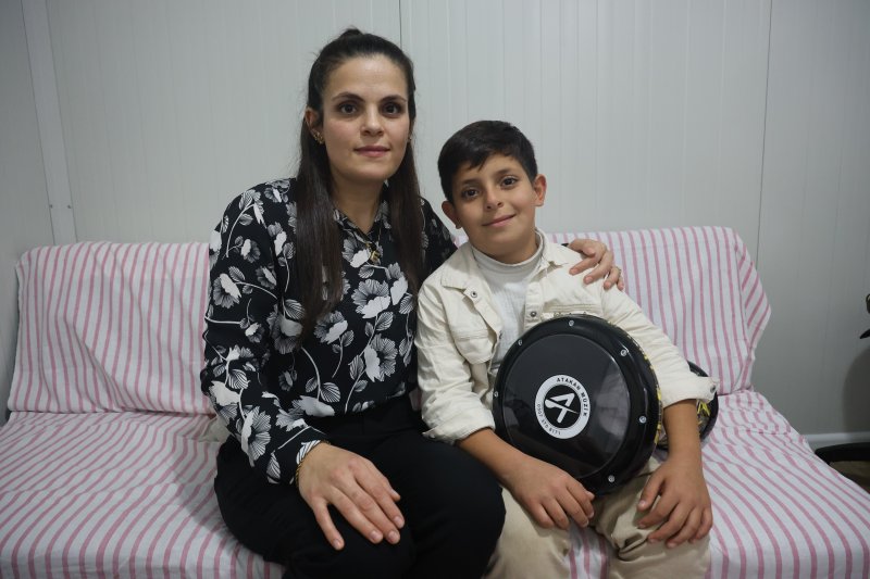 Şarkı söylerken kendinden geçen 9 yaşındaki Ahmet, söylediği şarkıyı adeta yaşıyor