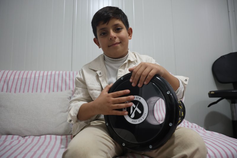 Şarkı söylerken kendinden geçen 9 yaşındaki Ahmet, söylediği şarkıyı adeta yaşıyor