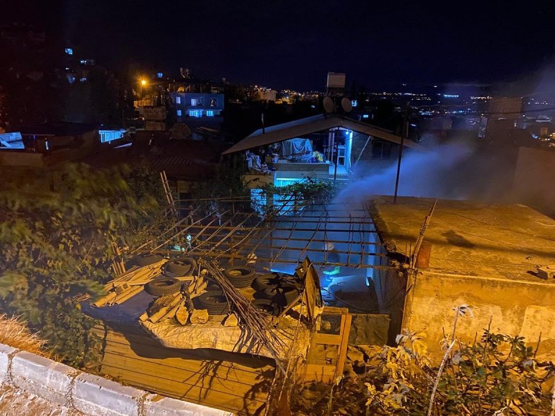 Kırıkhan’da evin odunluğu yandı