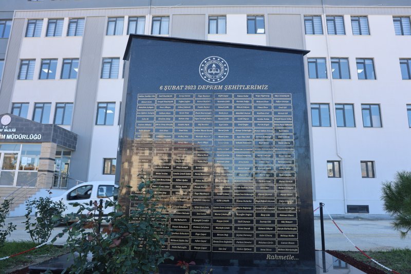 Asrın felaketinde vefat eden 408 öğretmenin ismi deprem anıtında yaşatılacak