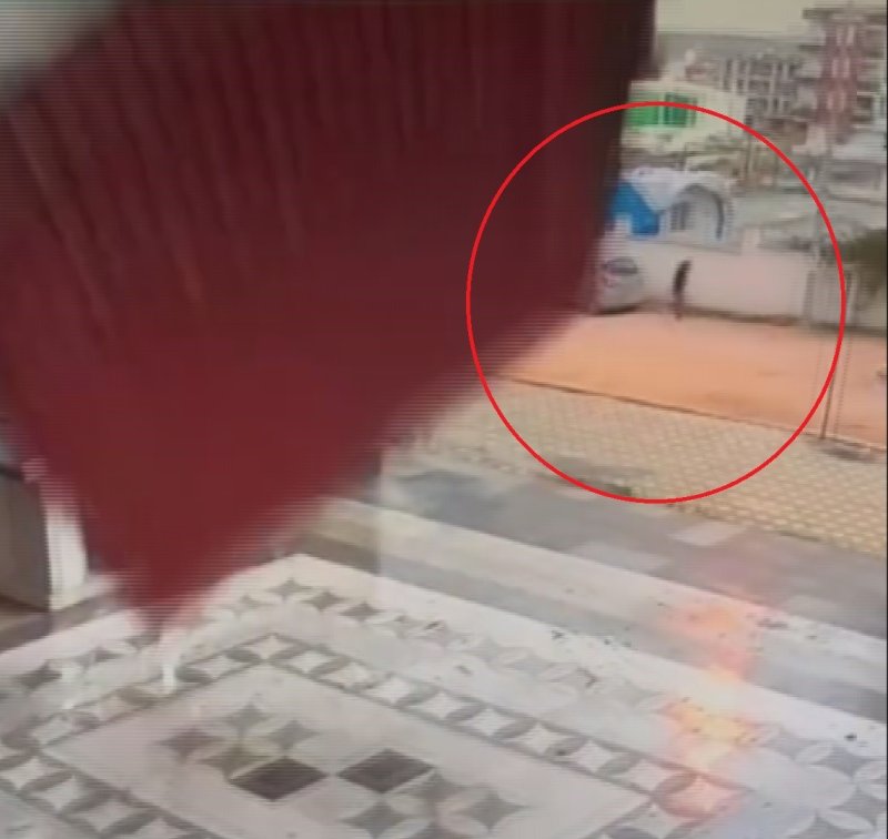 Fırtınanın uçurduğu metal çatıdan koşarak kurtulan vatandaşın ölüme karşı mücadelesi kamerada - Cihat Göktaş: “Karşı yolda bazı vatandaşlar saniyeler kala canlarını kurtardılar” - Zafer Koç: “Benim aracım ve 2-3 araç daha zarar gördü” (Fotoğraflı) Ramazan İlın HATAY (İHA) - Hatay'da kuvvetli fırtınanın yerinden söktüğü metal çatının kendisine isabet etmesinden koşarak kurtulan vatandaşın ölüme saniyeler kala verdiği mücadele güvenlik kamerasına yansıdı. Meteorolojinin uyarıda bulunduğu Hatay'da kuvvetli fırtına ve yağış kentte hayatı olumsuz etkilemişti. Antakya ilçesi Serinyol Mahallesi'nde binaların metal çatıları fırtına nedeniyle uçtu. Binaların çatılarının uçtuğu esnada yoldan geçen vatandaşlarsa canlarını zor kurtardılar. Güvenlik kamerasına yansıyan görüntülerde; üzerine çatı gelen bir vatandaşın çatıdan koşarak kurtulduğu görüldü. Çatılardan dolayı herhangi bir yaralanma olmazken, 5 araçta maddi hasar oluştu. “Karşı yolda bazı vatandaşlar saniyeler kala canlarını kurtardılar” Fırtınanın yerinden söktüğü çatıların uçtuğu esnasında vatandaşın ölümden son anda kurtulduğunu ifade eden Cihat Göktaş, “Pazar günü iş yerimizde çalışırken aniden fırtına çıktı. Fırtınayla birlikte önce bizim bloğumuzdaki çatılar ve daha sonra diğer binalardaki çatılar aşağıya doğru uçtu. Buradaki vatandaşlar çatılardan kaçmaya çalışıyorlardı. Benimde dükkanım fırtınadan dolayı ciddi bir zarar aldı. Deprem felaketinin ardından böyle bir felaket bizi yormaya başladı. Fırtına ve çatının uçtuğu anlarda dükkandaydık. Arabaların bazıları kaçmaya çalıştı. Karşı yolda bazı vatandaşlar saniyeler kala canlarını kurtardılar. Eğer vatandaşlar kaçmasalardı ciddi kayıplar olabilirdi” dedi. “Benim aracım ve 2-3 araç daha zarar gördü” Evladının fırtınada uçan çatılardan 2 arabanın arasına sığınarak kurtulduğunu dile getiren Zafer Koç, “Hafta sonu oğlum beni aradı. Yoğun bir fırtına olduğunu söyleyerek arabayı çekmek istediğini söyledi. Oğlum arabayı çekemedi ve son anda arabadan inip 2 arabanın arasına girdi. Oğlum o fırtınadan uçan çatılardan o şekilde kurtuldu. Oğlum fırtına da zarar görebilirdi. Benim aracım ve 2-3 araç daha zarar gördü” ifadelerini kullandı.