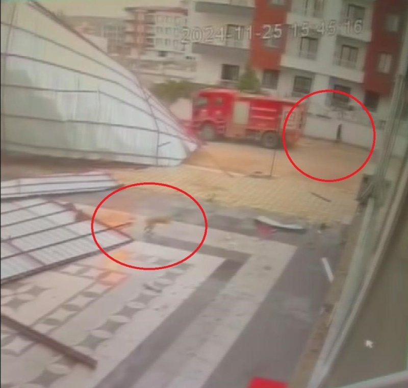 Fırtınanın uçurduğu metal çatıdan koşarak kurtulan vatandaşın ölüme karşı mücadelesi kamerada - Cihat Göktaş: “Karşı yolda bazı vatandaşlar saniyeler kala canlarını kurtardılar” - Zafer Koç: “Benim aracım ve 2-3 araç daha zarar gördü” (Fotoğraflı) Ramazan İlın HATAY (İHA) - Hatay'da kuvvetli fırtınanın yerinden söktüğü metal çatının kendisine isabet etmesinden koşarak kurtulan vatandaşın ölüme saniyeler kala verdiği mücadele güvenlik kamerasına yansıdı. Meteorolojinin uyarıda bulunduğu Hatay'da kuvvetli fırtına ve yağış kentte hayatı olumsuz etkilemişti. Antakya ilçesi Serinyol Mahallesi'nde binaların metal çatıları fırtına nedeniyle uçtu. Binaların çatılarının uçtuğu esnada yoldan geçen vatandaşlarsa canlarını zor kurtardılar. Güvenlik kamerasına yansıyan görüntülerde; üzerine çatı gelen bir vatandaşın çatıdan koşarak kurtulduğu görüldü. Çatılardan dolayı herhangi bir yaralanma olmazken, 5 araçta maddi hasar oluştu. “Karşı yolda bazı vatandaşlar saniyeler kala canlarını kurtardılar” Fırtınanın yerinden söktüğü çatıların uçtuğu esnasında vatandaşın ölümden son anda kurtulduğunu ifade eden Cihat Göktaş, “Pazar günü iş yerimizde çalışırken aniden fırtına çıktı. Fırtınayla birlikte önce bizim bloğumuzdaki çatılar ve daha sonra diğer binalardaki çatılar aşağıya doğru uçtu. Buradaki vatandaşlar çatılardan kaçmaya çalışıyorlardı. Benimde dükkanım fırtınadan dolayı ciddi bir zarar aldı. Deprem felaketinin ardından böyle bir felaket bizi yormaya başladı. Fırtına ve çatının uçtuğu anlarda dükkandaydık. Arabaların bazıları kaçmaya çalıştı. Karşı yolda bazı vatandaşlar saniyeler kala canlarını kurtardılar. Eğer vatandaşlar kaçmasalardı ciddi kayıplar olabilirdi” dedi. “Benim aracım ve 2-3 araç daha zarar gördü” Evladının fırtınada uçan çatılardan 2 arabanın arasına sığınarak kurtulduğunu dile getiren Zafer Koç, “Hafta sonu oğlum beni aradı. Yoğun bir fırtına olduğunu söyleyerek arabayı çekmek istediğini söyledi. Oğlum arabayı çekemedi ve son anda arabadan inip 2 arabanın arasına girdi. Oğlum o fırtınadan uçan çatılardan o şekilde kurtuldu. Oğlum fırtına da zarar görebilirdi. Benim aracım ve 2-3 araç daha zarar gördü” ifadelerini kullandı.