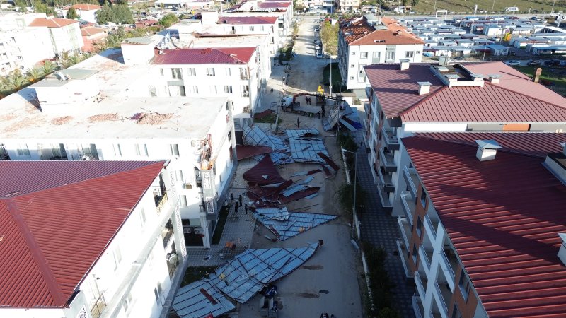 Fırtınanın uçurduğu metal çatıdan koşarak kurtulan vatandaşın ölüme karşı mücadelesi kamerada - Cihat Göktaş: “Karşı yolda bazı vatandaşlar saniyeler kala canlarını kurtardılar” - Zafer Koç: “Benim aracım ve 2-3 araç daha zarar gördü” (Fotoğraflı) Ramazan İlın HATAY (İHA) - Hatay'da kuvvetli fırtınanın yerinden söktüğü metal çatının kendisine isabet etmesinden koşarak kurtulan vatandaşın ölüme saniyeler kala verdiği mücadele güvenlik kamerasına yansıdı. Meteorolojinin uyarıda bulunduğu Hatay'da kuvvetli fırtına ve yağış kentte hayatı olumsuz etkilemişti. Antakya ilçesi Serinyol Mahallesi'nde binaların metal çatıları fırtına nedeniyle uçtu. Binaların çatılarının uçtuğu esnada yoldan geçen vatandaşlarsa canlarını zor kurtardılar. Güvenlik kamerasına yansıyan görüntülerde; üzerine çatı gelen bir vatandaşın çatıdan koşarak kurtulduğu görüldü. Çatılardan dolayı herhangi bir yaralanma olmazken, 5 araçta maddi hasar oluştu. “Karşı yolda bazı vatandaşlar saniyeler kala canlarını kurtardılar” Fırtınanın yerinden söktüğü çatıların uçtuğu esnasında vatandaşın ölümden son anda kurtulduğunu ifade eden Cihat Göktaş, “Pazar günü iş yerimizde çalışırken aniden fırtına çıktı. Fırtınayla birlikte önce bizim bloğumuzdaki çatılar ve daha sonra diğer binalardaki çatılar aşağıya doğru uçtu. Buradaki vatandaşlar çatılardan kaçmaya çalışıyorlardı. Benimde dükkanım fırtınadan dolayı ciddi bir zarar aldı. Deprem felaketinin ardından böyle bir felaket bizi yormaya başladı. Fırtına ve çatının uçtuğu anlarda dükkandaydık. Arabaların bazıları kaçmaya çalıştı. Karşı yolda bazı vatandaşlar saniyeler kala canlarını kurtardılar. Eğer vatandaşlar kaçmasalardı ciddi kayıplar olabilirdi” dedi. “Benim aracım ve 2-3 araç daha zarar gördü” Evladının fırtınada uçan çatılardan 2 arabanın arasına sığınarak kurtulduğunu dile getiren Zafer Koç, “Hafta sonu oğlum beni aradı. Yoğun bir fırtına olduğunu söyleyerek arabayı çekmek istediğini söyledi. Oğlum arabayı çekemedi ve son anda arabadan inip 2 arabanın arasına girdi. Oğlum o fırtınadan uçan çatılardan o şekilde kurtuldu. Oğlum fırtına da zarar görebilirdi. Benim aracım ve 2-3 araç daha zarar gördü” ifadelerini kullandı.