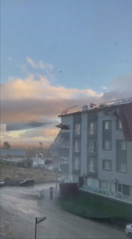 Fırtınanın uçurduğu metal çatıdan koşarak kurtulan vatandaşın ölüme karşı mücadelesi kamerada - Cihat Göktaş: “Karşı yolda bazı vatandaşlar saniyeler kala canlarını kurtardılar” - Zafer Koç: “Benim aracım ve 2-3 araç daha zarar gördü” (Fotoğraflı) Ramazan İlın HATAY (İHA) - Hatay'da kuvvetli fırtınanın yerinden söktüğü metal çatının kendisine isabet etmesinden koşarak kurtulan vatandaşın ölüme saniyeler kala verdiği mücadele güvenlik kamerasına yansıdı. Meteorolojinin uyarıda bulunduğu Hatay'da kuvvetli fırtına ve yağış kentte hayatı olumsuz etkilemişti. Antakya ilçesi Serinyol Mahallesi'nde binaların metal çatıları fırtına nedeniyle uçtu. Binaların çatılarının uçtuğu esnada yoldan geçen vatandaşlarsa canlarını zor kurtardılar. Güvenlik kamerasına yansıyan görüntülerde; üzerine çatı gelen bir vatandaşın çatıdan koşarak kurtulduğu görüldü. Çatılardan dolayı herhangi bir yaralanma olmazken, 5 araçta maddi hasar oluştu. “Karşı yolda bazı vatandaşlar saniyeler kala canlarını kurtardılar” Fırtınanın yerinden söktüğü çatıların uçtuğu esnasında vatandaşın ölümden son anda kurtulduğunu ifade eden Cihat Göktaş, “Pazar günü iş yerimizde çalışırken aniden fırtına çıktı. Fırtınayla birlikte önce bizim bloğumuzdaki çatılar ve daha sonra diğer binalardaki çatılar aşağıya doğru uçtu. Buradaki vatandaşlar çatılardan kaçmaya çalışıyorlardı. Benimde dükkanım fırtınadan dolayı ciddi bir zarar aldı. Deprem felaketinin ardından böyle bir felaket bizi yormaya başladı. Fırtına ve çatının uçtuğu anlarda dükkandaydık. Arabaların bazıları kaçmaya çalıştı. Karşı yolda bazı vatandaşlar saniyeler kala canlarını kurtardılar. Eğer vatandaşlar kaçmasalardı ciddi kayıplar olabilirdi” dedi. “Benim aracım ve 2-3 araç daha zarar gördü” Evladının fırtınada uçan çatılardan 2 arabanın arasına sığınarak kurtulduğunu dile getiren Zafer Koç, “Hafta sonu oğlum beni aradı. Yoğun bir fırtına olduğunu söyleyerek arabayı çekmek istediğini söyledi. Oğlum arabayı çekemedi ve son anda arabadan inip 2 arabanın arasına girdi. Oğlum o fırtınadan uçan çatılardan o şekilde kurtuldu. Oğlum fırtına da zarar görebilirdi. Benim aracım ve 2-3 araç daha zarar gördü” ifadelerini kullandı.