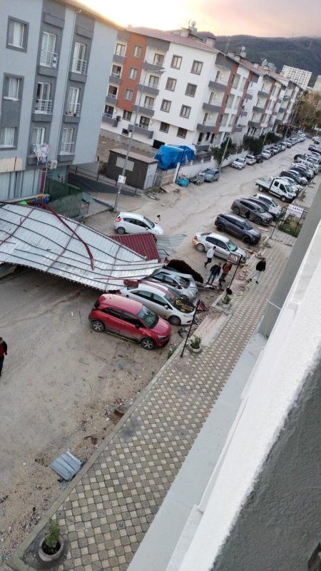 Fırtınanın uçurduğu metal çatıdan koşarak kurtulan vatandaşın ölüme karşı mücadelesi kamerada - Cihat Göktaş: “Karşı yolda bazı vatandaşlar saniyeler kala canlarını kurtardılar” - Zafer Koç: “Benim aracım ve 2-3 araç daha zarar gördü” (Fotoğraflı) Ramazan İlın HATAY (İHA) - Hatay'da kuvvetli fırtınanın yerinden söktüğü metal çatının kendisine isabet etmesinden koşarak kurtulan vatandaşın ölüme saniyeler kala verdiği mücadele güvenlik kamerasına yansıdı. Meteorolojinin uyarıda bulunduğu Hatay'da kuvvetli fırtına ve yağış kentte hayatı olumsuz etkilemişti. Antakya ilçesi Serinyol Mahallesi'nde binaların metal çatıları fırtına nedeniyle uçtu. Binaların çatılarının uçtuğu esnada yoldan geçen vatandaşlarsa canlarını zor kurtardılar. Güvenlik kamerasına yansıyan görüntülerde; üzerine çatı gelen bir vatandaşın çatıdan koşarak kurtulduğu görüldü. Çatılardan dolayı herhangi bir yaralanma olmazken, 5 araçta maddi hasar oluştu. “Karşı yolda bazı vatandaşlar saniyeler kala canlarını kurtardılar” Fırtınanın yerinden söktüğü çatıların uçtuğu esnasında vatandaşın ölümden son anda kurtulduğunu ifade eden Cihat Göktaş, “Pazar günü iş yerimizde çalışırken aniden fırtına çıktı. Fırtınayla birlikte önce bizim bloğumuzdaki çatılar ve daha sonra diğer binalardaki çatılar aşağıya doğru uçtu. Buradaki vatandaşlar çatılardan kaçmaya çalışıyorlardı. Benimde dükkanım fırtınadan dolayı ciddi bir zarar aldı. Deprem felaketinin ardından böyle bir felaket bizi yormaya başladı. Fırtına ve çatının uçtuğu anlarda dükkandaydık. Arabaların bazıları kaçmaya çalıştı. Karşı yolda bazı vatandaşlar saniyeler kala canlarını kurtardılar. Eğer vatandaşlar kaçmasalardı ciddi kayıplar olabilirdi” dedi. “Benim aracım ve 2-3 araç daha zarar gördü” Evladının fırtınada uçan çatılardan 2 arabanın arasına sığınarak kurtulduğunu dile getiren Zafer Koç, “Hafta sonu oğlum beni aradı. Yoğun bir fırtına olduğunu söyleyerek arabayı çekmek istediğini söyledi. Oğlum arabayı çekemedi ve son anda arabadan inip 2 arabanın arasına girdi. Oğlum o fırtınadan uçan çatılardan o şekilde kurtuldu. Oğlum fırtına da zarar görebilirdi. Benim aracım ve 2-3 araç daha zarar gördü” ifadelerini kullandı.