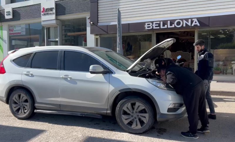 Seyir halindeyken aracından gelen sesi fark eden sürücü, soğuktan motora sığınan yavru kediyi kurtardı - Sürücü Bilal Oltu: "Aracımla hareket halindeydik, daha sonra içeriden bir kedi sesi geldi" (Fotoğraflı) Ogün Aslan HATAY (İHA) - Hatay’da soğuk havada araç motoruna sığınan yavru kediyi seyir halindeyken fark eden sürücü, hayvanı vatandaşların yardımıyla kurtardı. Ülke genelinde etkili olan soğuk hava Hatay’da da kendini hissettirdi. Hava sıcaklığının 2 dereceye kadar düştüğü İskenderun ilçesi Mete Aslan bulvarında soğuk havada üşüyen bir kedi araç motoruna sığındı. Aracıyla bir süre yolculuk yaptıktan sonra yavru kedinin miyavlamasını fark eden sürücü Bilal Oltu, hayvanı kurtarmak için mücadele başlattı. Yavru kedi, araç sahibi ve vatandaşları mücadelesiyle kurtarıldı. "Aracımla hareket halindeydik, daha sonra içeriden bir kedi sesi geldi" Aracıyla hareket halindeyken gelen sesle kediyi fark ettiğini belirten 56 yaşındaki Bilal Oltu, "Aracımla hareket halindeydik, daha sonra içeriden bir kedi sesi geldi. Önce biz dışarıdan geldiğini zannettik fakat yine de durduk. Kontrol ettiğimizde aracın motor kısmına saklanmış küçük bir yavru kedi gördük ve kurtardık. Gördüğünüz gibi yaramaz bir kedi” ifadelerini kullandı.