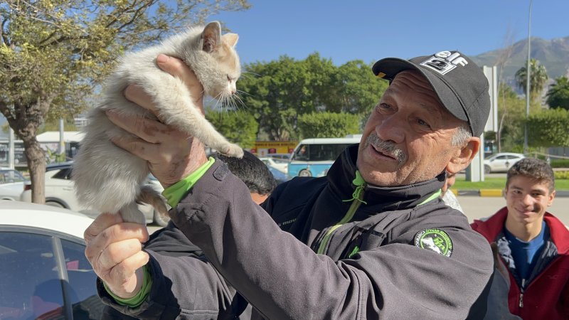Seyir halindeyken aracından gelen sesi fark eden sürücü, soğuktan motora sığınan yavru kediyi kurtardı - Sürücü Bilal Oltu: "Aracımla hareket halindeydik, daha sonra içeriden bir kedi sesi geldi" (Fotoğraflı) Ogün Aslan HATAY (İHA) - Hatay’da soğuk havada araç motoruna sığınan yavru kediyi seyir halindeyken fark eden sürücü, hayvanı vatandaşların yardımıyla kurtardı. Ülke genelinde etkili olan soğuk hava Hatay’da da kendini hissettirdi. Hava sıcaklığının 2 dereceye kadar düştüğü İskenderun ilçesi Mete Aslan bulvarında soğuk havada üşüyen bir kedi araç motoruna sığındı. Aracıyla bir süre yolculuk yaptıktan sonra yavru kedinin miyavlamasını fark eden sürücü Bilal Oltu, hayvanı kurtarmak için mücadele başlattı. Yavru kedi, araç sahibi ve vatandaşları mücadelesiyle kurtarıldı. "Aracımla hareket halindeydik, daha sonra içeriden bir kedi sesi geldi" Aracıyla hareket halindeyken gelen sesle kediyi fark ettiğini belirten 56 yaşındaki Bilal Oltu, "Aracımla hareket halindeydik, daha sonra içeriden bir kedi sesi geldi. Önce biz dışarıdan geldiğini zannettik fakat yine de durduk. Kontrol ettiğimizde aracın motor kısmına saklanmış küçük bir yavru kedi gördük ve kurtardık. Gördüğünüz gibi yaramaz bir kedi” ifadelerini kullandı.