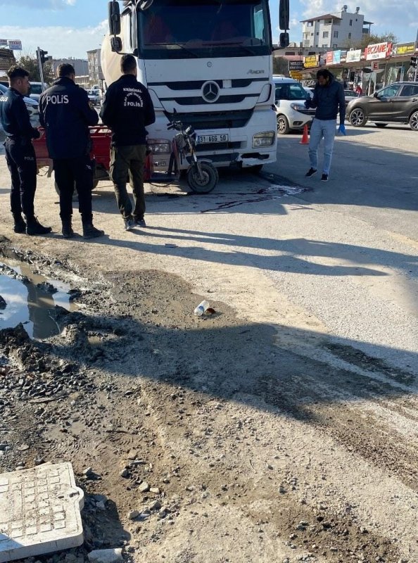 Beton mikseri ile çarpışan motosikletin sürücü öldü