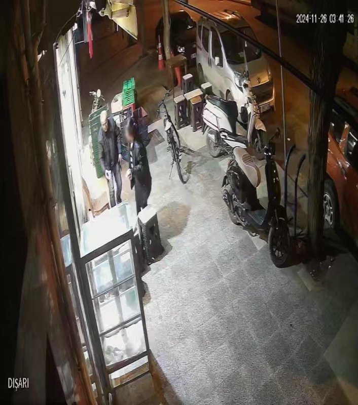 Dışarısı çok soğuk, içeri geçebilir miyim’ diyen kadın, esnafın 10 bin lirasını ve cep telefonunu çaldı