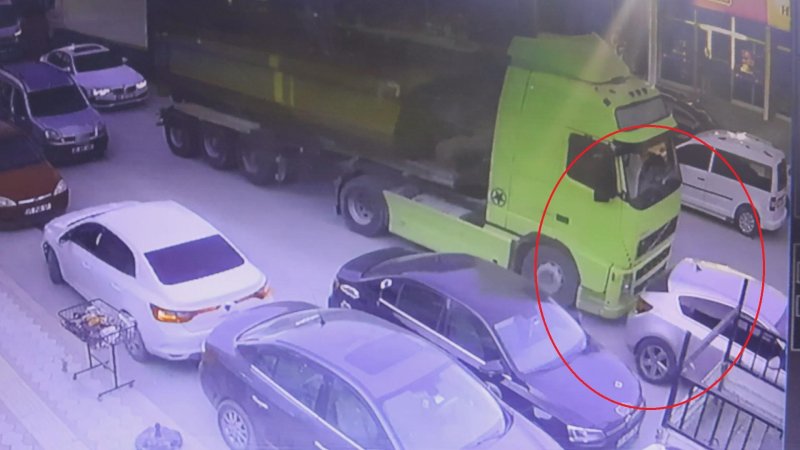 Hafriyat kamyonunun otomobili metrelerce sürüklediği anlar kameraya yansıdı