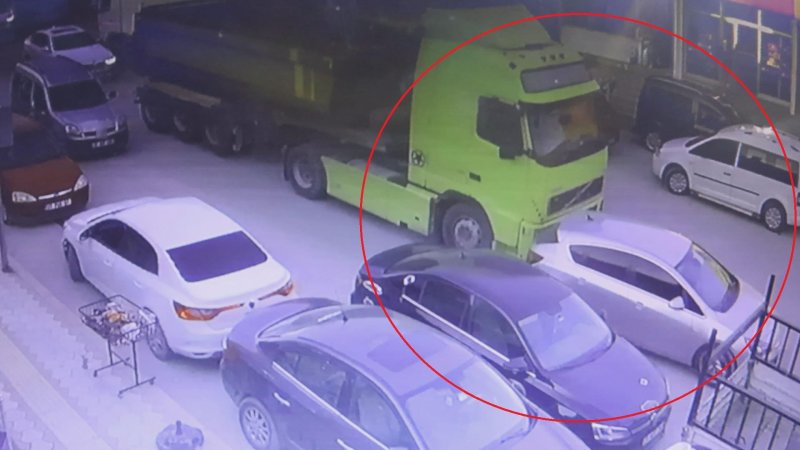 Hafriyat kamyonunun otomobili metrelerce sürüklediği anlar kameraya yansıdı