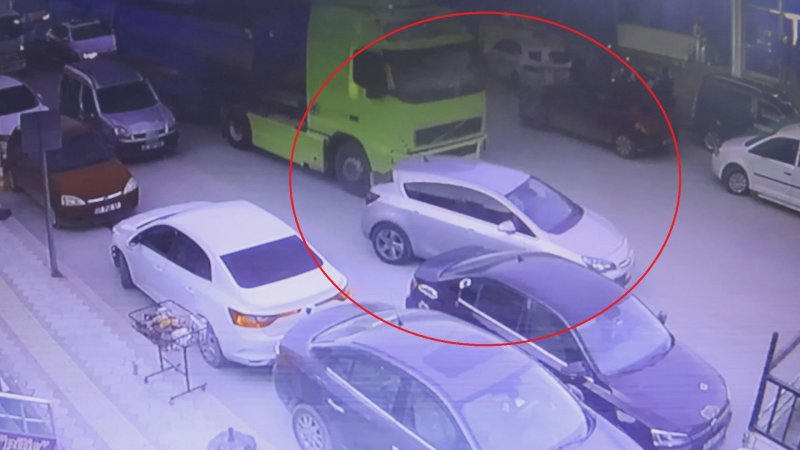 Hafriyat kamyonunun otomobili metrelerce sürüklediği anlar kameraya yansıdı