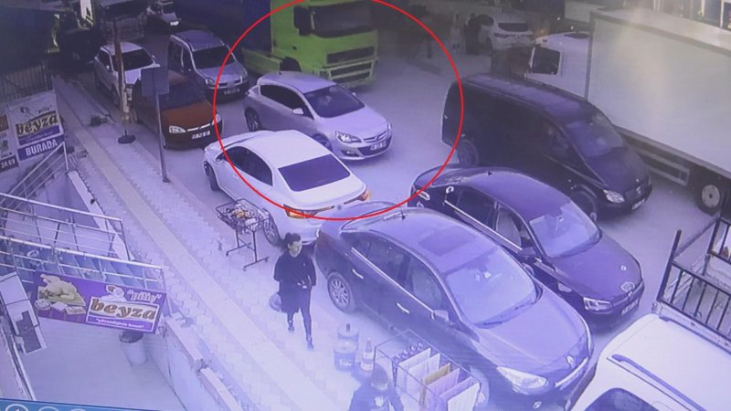 Hafriyat kamyonunun otomobili metrelerce sürüklediği anlar kameraya yansıdı
