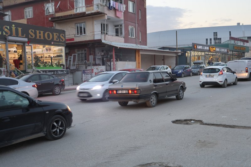 Hafriyat kamyonunun otomobili metrelerce sürüklediği anlar kameraya yansıdı