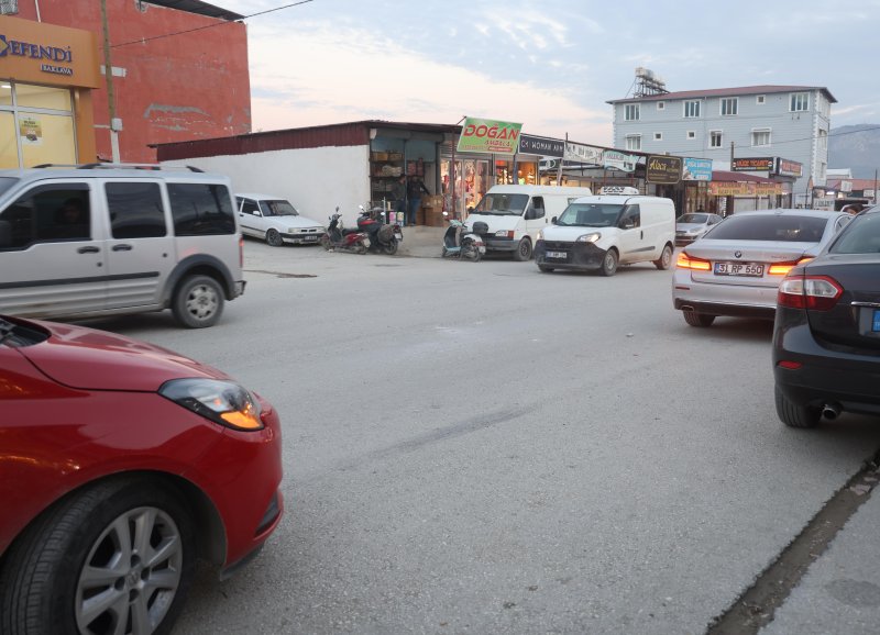 Hafriyat kamyonunun otomobili metrelerce sürüklediği anlar kameraya yansıdı