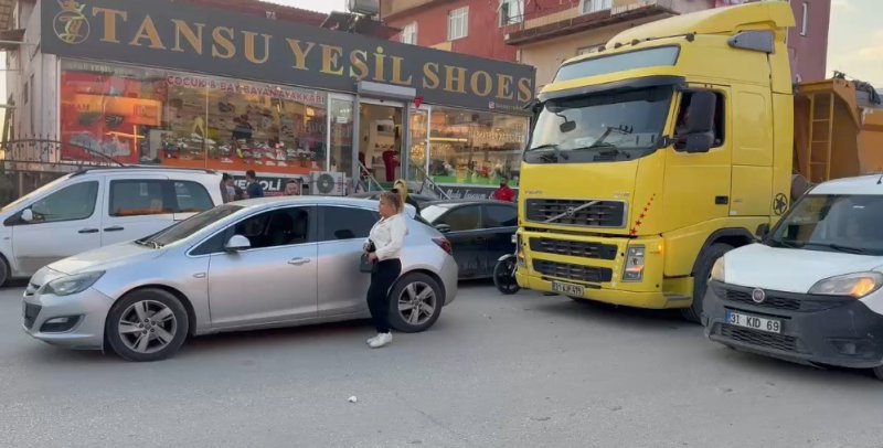 Hafriyat kamyonunun otomobili metrelerce sürüklediği anlar kameraya yansıdı