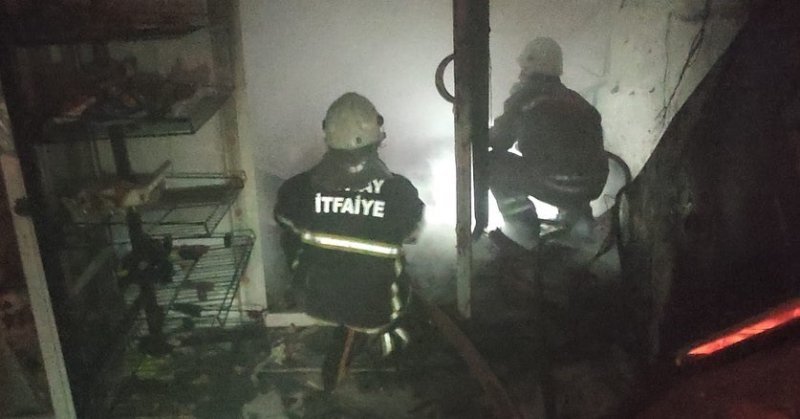 İskenderun’da bakkal alevlere teslim oldu