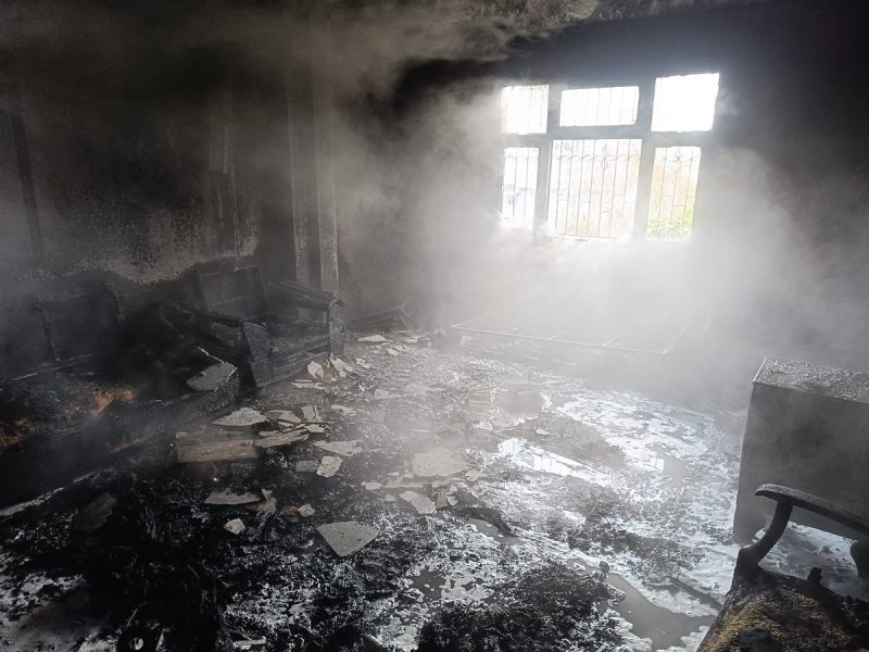 Yanan evde dumandan etkilenen 3 vatandaş tedavi altına alındı