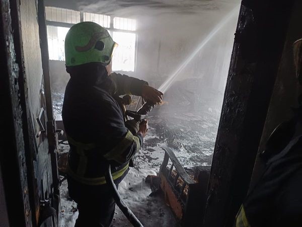 Yanan evde dumandan etkilenen 3 vatandaş tedavi altına alındı