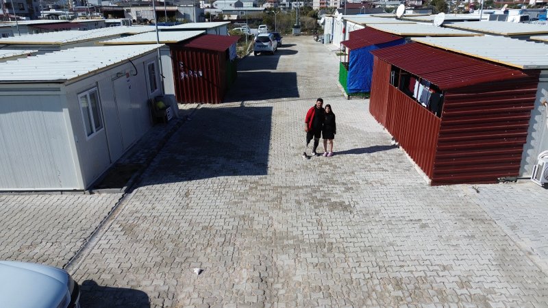  Depremde bacaklarını kaybeden genç, asrın felaketi sonrası evlendiği eşiyle aylar sonra el ele tutuşup yürümenin mutluluğunu yaşıyor - Depremzede Emre Yüksek: “Evladımı kucağıma alıp dışarı çıkıp gezmek gerçekten çok güzel bir duygu oluyor” - Nur Yüksek: “Kocamla el ele tutuşup gezmek çok güzel, bu şekilde tam bir aile olduk” (Fotoğraflı) Ramazan İlın HATAY (İHA) - Hatay'da depremde 2 bacağı ampute olan ve protez bacakları sayesinde yeniden yaşama tutunan 21 yaşındaki Emre Yüksek, depremin ardından evlendiği eşinin elini tutarak kucağında evladıyla gezmenin mutluluğunu yaşıyor. 6 Şubat depremlerinde Hatay'da 25 bine yakın can kaybı yaşanırken, çok sayıda kişi enkazdan sağ kurtarılmıştı. Depreme Defne ilçesi Elektrik Mahallesi'nde yakalanan 21 yaşındaki Emre Yüksek de enkazdan 2 gün sonra kurtarılmıştı. Enkazdan kurtarılma anı cep telefonuna yansıyan Yüksek, tedavi sürecinde 2 bacağını kaybetmiş ve protez bacak takılmıştı. İlk takılan protezinde sorunlar yaşayan Yüksek'in diz kapağında kayma ve kalça kemiğinde çıkık olmuştu. Yüksek hayırseverlerin destekleri sayesinde yeni protezine kavuştu. Depremden sonra tanıştığı eşiyle geçen yıl evlenen Yüksek'in 2 ay önce de bir evladı oldu. Genç çift, el ele evlatlarıyla birlikte yürüyebilmenin mutluluğunu protez bacaklar sayesinde yaşadı. “Yeni protez sayesinde yaşam kalitem ilk proteze göre daha fazla arttı” Yeni protezi sayesinde yaşam kalitesinin ilk proteze göre arttığını ifade eden genç Yüksek, “İlk protezlerde bayağı bir sıkıntı yaşadım. Diz kapağımın kaymasına sebep oldu. Diz kapağımın kayması benim için kötü bir durumdu. Protezi yenileme hakkım olduğunu öğrendim. Protezi yenilemek amacıyla çıktığım yolda çoğu eş dost bana destek oldu. Yeni protezimi taktım ve rahat yürüyebiliyorum araç da kullanabilirim. Yeni dizüstü olan protezde direnç vardı ve öncekinde yoktu. Yeni protezimle bisiklet sürebiliyorum. Yaşam kalitem ilk proteze göre daha fazla arttı. Beni gerçekten fazla rahatlattı” dedi. “Evladımı kucağıma alıp dışarı çıkıp gezmek gerçekten çok güzel bir duygu oluyor” Yeni protezi sayesinde evladını kucağını alıp gezdirebildiğini söyleyen Yüksek, “Büyüklerin ellerinden öper, 2 aylık bir oğlum oldu. Yeni protez kullanışlı olduğu için oğlumu kucağımda taşıyabiliyorum. İlk protezle devam etseydim oğlumu kucağıma alıp taşıyamazdım ve dışarı çıkarıp gezdiremeyecektim. Yeni protezle rahat bir yürüyüş yapabiliyorum ve daha iyi bir hayata geçiş yaptım” şeklinde konuştu. “Kocamla el ele tutuşup gezmek çok güzel bir duygu ve bu şekilde tam bir aile olduk” Eşinin yeni protezleri sayesinde dışarda el ele gezebildiklerini dile getiren Nur Yüksek, “Depremden sonra 6 Ağustos'ta kocamla tanıştım. Zaman geçerken evlendik. 2 aylık yeni evladım oldu. Kocamın ilk protez takıldığında rahatça gezemiyorduk ama yeni protez takıldıktan sonra rahatça dışarıda gezebiliyoruz. Kocamla el ele tutuşup gezmek çok güzel bir duygu ve bu şekilde tam bir aile olduk” ifadelerini kullandı.