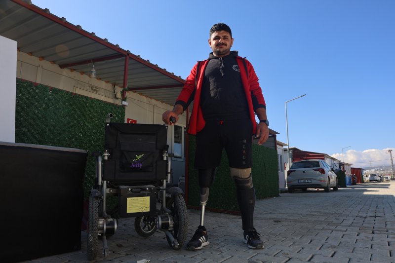  Depremde bacaklarını kaybeden genç, asrın felaketi sonrası evlendiği eşiyle aylar sonra el ele tutuşup yürümenin mutluluğunu yaşıyor - Depremzede Emre Yüksek: “Evladımı kucağıma alıp dışarı çıkıp gezmek gerçekten çok güzel bir duygu oluyor” - Nur Yüksek: “Kocamla el ele tutuşup gezmek çok güzel, bu şekilde tam bir aile olduk” (Fotoğraflı) Ramazan İlın HATAY (İHA) - Hatay'da depremde 2 bacağı ampute olan ve protez bacakları sayesinde yeniden yaşama tutunan 21 yaşındaki Emre Yüksek, depremin ardından evlendiği eşinin elini tutarak kucağında evladıyla gezmenin mutluluğunu yaşıyor. 6 Şubat depremlerinde Hatay'da 25 bine yakın can kaybı yaşanırken, çok sayıda kişi enkazdan sağ kurtarılmıştı. Depreme Defne ilçesi Elektrik Mahallesi'nde yakalanan 21 yaşındaki Emre Yüksek de enkazdan 2 gün sonra kurtarılmıştı. Enkazdan kurtarılma anı cep telefonuna yansıyan Yüksek, tedavi sürecinde 2 bacağını kaybetmiş ve protez bacak takılmıştı. İlk takılan protezinde sorunlar yaşayan Yüksek'in diz kapağında kayma ve kalça kemiğinde çıkık olmuştu. Yüksek hayırseverlerin destekleri sayesinde yeni protezine kavuştu. Depremden sonra tanıştığı eşiyle geçen yıl evlenen Yüksek'in 2 ay önce de bir evladı oldu. Genç çift, el ele evlatlarıyla birlikte yürüyebilmenin mutluluğunu protez bacaklar sayesinde yaşadı. “Yeni protez sayesinde yaşam kalitem ilk proteze göre daha fazla arttı” Yeni protezi sayesinde yaşam kalitesinin ilk proteze göre arttığını ifade eden genç Yüksek, “İlk protezlerde bayağı bir sıkıntı yaşadım. Diz kapağımın kaymasına sebep oldu. Diz kapağımın kayması benim için kötü bir durumdu. Protezi yenileme hakkım olduğunu öğrendim. Protezi yenilemek amacıyla çıktığım yolda çoğu eş dost bana destek oldu. Yeni protezimi taktım ve rahat yürüyebiliyorum araç da kullanabilirim. Yeni dizüstü olan protezde direnç vardı ve öncekinde yoktu. Yeni protezimle bisiklet sürebiliyorum. Yaşam kalitem ilk proteze göre daha fazla arttı. Beni gerçekten fazla rahatlattı” dedi. “Evladımı kucağıma alıp dışarı çıkıp gezmek gerçekten çok güzel bir duygu oluyor” Yeni protezi sayesinde evladını kucağını alıp gezdirebildiğini söyleyen Yüksek, “Büyüklerin ellerinden öper, 2 aylık bir oğlum oldu. Yeni protez kullanışlı olduğu için oğlumu kucağımda taşıyabiliyorum. İlk protezle devam etseydim oğlumu kucağıma alıp taşıyamazdım ve dışarı çıkarıp gezdiremeyecektim. Yeni protezle rahat bir yürüyüş yapabiliyorum ve daha iyi bir hayata geçiş yaptım” şeklinde konuştu. “Kocamla el ele tutuşup gezmek çok güzel bir duygu ve bu şekilde tam bir aile olduk” Eşinin yeni protezleri sayesinde dışarda el ele gezebildiklerini dile getiren Nur Yüksek, “Depremden sonra 6 Ağustos'ta kocamla tanıştım. Zaman geçerken evlendik. 2 aylık yeni evladım oldu. Kocamın ilk protez takıldığında rahatça gezemiyorduk ama yeni protez takıldıktan sonra rahatça dışarıda gezebiliyoruz. Kocamla el ele tutuşup gezmek çok güzel bir duygu ve bu şekilde tam bir aile olduk” ifadelerini kullandı.