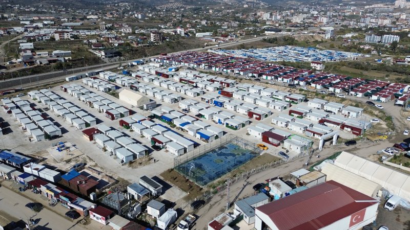  Depremde bacaklarını kaybeden genç, asrın felaketi sonrası evlendiği eşiyle aylar sonra el ele tutuşup yürümenin mutluluğunu yaşıyor - Depremzede Emre Yüksek: “Evladımı kucağıma alıp dışarı çıkıp gezmek gerçekten çok güzel bir duygu oluyor” - Nur Yüksek: “Kocamla el ele tutuşup gezmek çok güzel, bu şekilde tam bir aile olduk” (Fotoğraflı) Ramazan İlın HATAY (İHA) - Hatay'da depremde 2 bacağı ampute olan ve protez bacakları sayesinde yeniden yaşama tutunan 21 yaşındaki Emre Yüksek, depremin ardından evlendiği eşinin elini tutarak kucağında evladıyla gezmenin mutluluğunu yaşıyor. 6 Şubat depremlerinde Hatay'da 25 bine yakın can kaybı yaşanırken, çok sayıda kişi enkazdan sağ kurtarılmıştı. Depreme Defne ilçesi Elektrik Mahallesi'nde yakalanan 21 yaşındaki Emre Yüksek de enkazdan 2 gün sonra kurtarılmıştı. Enkazdan kurtarılma anı cep telefonuna yansıyan Yüksek, tedavi sürecinde 2 bacağını kaybetmiş ve protez bacak takılmıştı. İlk takılan protezinde sorunlar yaşayan Yüksek'in diz kapağında kayma ve kalça kemiğinde çıkık olmuştu. Yüksek hayırseverlerin destekleri sayesinde yeni protezine kavuştu. Depremden sonra tanıştığı eşiyle geçen yıl evlenen Yüksek'in 2 ay önce de bir evladı oldu. Genç çift, el ele evlatlarıyla birlikte yürüyebilmenin mutluluğunu protez bacaklar sayesinde yaşadı. “Yeni protez sayesinde yaşam kalitem ilk proteze göre daha fazla arttı” Yeni protezi sayesinde yaşam kalitesinin ilk proteze göre arttığını ifade eden genç Yüksek, “İlk protezlerde bayağı bir sıkıntı yaşadım. Diz kapağımın kaymasına sebep oldu. Diz kapağımın kayması benim için kötü bir durumdu. Protezi yenileme hakkım olduğunu öğrendim. Protezi yenilemek amacıyla çıktığım yolda çoğu eş dost bana destek oldu. Yeni protezimi taktım ve rahat yürüyebiliyorum araç da kullanabilirim. Yeni dizüstü olan protezde direnç vardı ve öncekinde yoktu. Yeni protezimle bisiklet sürebiliyorum. Yaşam kalitem ilk proteze göre daha fazla arttı. Beni gerçekten fazla rahatlattı” dedi. “Evladımı kucağıma alıp dışarı çıkıp gezmek gerçekten çok güzel bir duygu oluyor” Yeni protezi sayesinde evladını kucağını alıp gezdirebildiğini söyleyen Yüksek, “Büyüklerin ellerinden öper, 2 aylık bir oğlum oldu. Yeni protez kullanışlı olduğu için oğlumu kucağımda taşıyabiliyorum. İlk protezle devam etseydim oğlumu kucağıma alıp taşıyamazdım ve dışarı çıkarıp gezdiremeyecektim. Yeni protezle rahat bir yürüyüş yapabiliyorum ve daha iyi bir hayata geçiş yaptım” şeklinde konuştu. “Kocamla el ele tutuşup gezmek çok güzel bir duygu ve bu şekilde tam bir aile olduk” Eşinin yeni protezleri sayesinde dışarda el ele gezebildiklerini dile getiren Nur Yüksek, “Depremden sonra 6 Ağustos'ta kocamla tanıştım. Zaman geçerken evlendik. 2 aylık yeni evladım oldu. Kocamın ilk protez takıldığında rahatça gezemiyorduk ama yeni protez takıldıktan sonra rahatça dışarıda gezebiliyoruz. Kocamla el ele tutuşup gezmek çok güzel bir duygu ve bu şekilde tam bir aile olduk” ifadelerini kullandı.