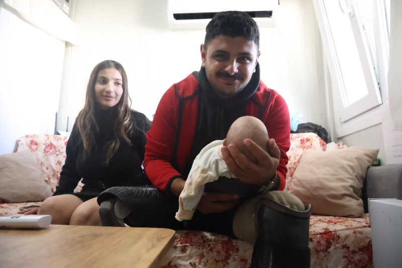  Depremde bacaklarını kaybeden genç, asrın felaketi sonrası evlendiği eşiyle aylar sonra el ele tutuşup yürümenin mutluluğunu yaşıyor - Depremzede Emre Yüksek: “Evladımı kucağıma alıp dışarı çıkıp gezmek gerçekten çok güzel bir duygu oluyor” - Nur Yüksek: “Kocamla el ele tutuşup gezmek çok güzel, bu şekilde tam bir aile olduk” (Fotoğraflı) Ramazan İlın HATAY (İHA) - Hatay'da depremde 2 bacağı ampute olan ve protez bacakları sayesinde yeniden yaşama tutunan 21 yaşındaki Emre Yüksek, depremin ardından evlendiği eşinin elini tutarak kucağında evladıyla gezmenin mutluluğunu yaşıyor. 6 Şubat depremlerinde Hatay'da 25 bine yakın can kaybı yaşanırken, çok sayıda kişi enkazdan sağ kurtarılmıştı. Depreme Defne ilçesi Elektrik Mahallesi'nde yakalanan 21 yaşındaki Emre Yüksek de enkazdan 2 gün sonra kurtarılmıştı. Enkazdan kurtarılma anı cep telefonuna yansıyan Yüksek, tedavi sürecinde 2 bacağını kaybetmiş ve protez bacak takılmıştı. İlk takılan protezinde sorunlar yaşayan Yüksek'in diz kapağında kayma ve kalça kemiğinde çıkık olmuştu. Yüksek hayırseverlerin destekleri sayesinde yeni protezine kavuştu. Depremden sonra tanıştığı eşiyle geçen yıl evlenen Yüksek'in 2 ay önce de bir evladı oldu. Genç çift, el ele evlatlarıyla birlikte yürüyebilmenin mutluluğunu protez bacaklar sayesinde yaşadı. “Yeni protez sayesinde yaşam kalitem ilk proteze göre daha fazla arttı” Yeni protezi sayesinde yaşam kalitesinin ilk proteze göre arttığını ifade eden genç Yüksek, “İlk protezlerde bayağı bir sıkıntı yaşadım. Diz kapağımın kaymasına sebep oldu. Diz kapağımın kayması benim için kötü bir durumdu. Protezi yenileme hakkım olduğunu öğrendim. Protezi yenilemek amacıyla çıktığım yolda çoğu eş dost bana destek oldu. Yeni protezimi taktım ve rahat yürüyebiliyorum araç da kullanabilirim. Yeni dizüstü olan protezde direnç vardı ve öncekinde yoktu. Yeni protezimle bisiklet sürebiliyorum. Yaşam kalitem ilk proteze göre daha fazla arttı. Beni gerçekten fazla rahatlattı” dedi. “Evladımı kucağıma alıp dışarı çıkıp gezmek gerçekten çok güzel bir duygu oluyor” Yeni protezi sayesinde evladını kucağını alıp gezdirebildiğini söyleyen Yüksek, “Büyüklerin ellerinden öper, 2 aylık bir oğlum oldu. Yeni protez kullanışlı olduğu için oğlumu kucağımda taşıyabiliyorum. İlk protezle devam etseydim oğlumu kucağıma alıp taşıyamazdım ve dışarı çıkarıp gezdiremeyecektim. Yeni protezle rahat bir yürüyüş yapabiliyorum ve daha iyi bir hayata geçiş yaptım” şeklinde konuştu. “Kocamla el ele tutuşup gezmek çok güzel bir duygu ve bu şekilde tam bir aile olduk” Eşinin yeni protezleri sayesinde dışarda el ele gezebildiklerini dile getiren Nur Yüksek, “Depremden sonra 6 Ağustos'ta kocamla tanıştım. Zaman geçerken evlendik. 2 aylık yeni evladım oldu. Kocamın ilk protez takıldığında rahatça gezemiyorduk ama yeni protez takıldıktan sonra rahatça dışarıda gezebiliyoruz. Kocamla el ele tutuşup gezmek çok güzel bir duygu ve bu şekilde tam bir aile olduk” ifadelerini kullandı.