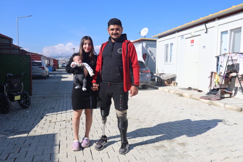  Depremde bacaklarını kaybeden genç, asrın felaketi sonrası evlendiği eşiyle aylar sonra el ele tutuşup yürümenin mutluluğunu yaşıyor - Depremzede Emre Yüksek: “Evladımı kucağıma alıp dışarı çıkıp gezmek gerçekten çok güzel bir duygu oluyor” - Nur Yüksek: “Kocamla el ele tutuşup gezmek çok güzel, bu şekilde tam bir aile olduk” (Fotoğraflı) Ramazan İlın HATAY (İHA) - Hatay'da depremde 2 bacağı ampute olan ve protez bacakları sayesinde yeniden yaşama tutunan 21 yaşındaki Emre Yüksek, depremin ardından evlendiği eşinin elini tutarak kucağında evladıyla gezmenin mutluluğunu yaşıyor. 6 Şubat depremlerinde Hatay'da 25 bine yakın can kaybı yaşanırken, çok sayıda kişi enkazdan sağ kurtarılmıştı. Depreme Defne ilçesi Elektrik Mahallesi'nde yakalanan 21 yaşındaki Emre Yüksek de enkazdan 2 gün sonra kurtarılmıştı. Enkazdan kurtarılma anı cep telefonuna yansıyan Yüksek, tedavi sürecinde 2 bacağını kaybetmiş ve protez bacak takılmıştı. İlk takılan protezinde sorunlar yaşayan Yüksek'in diz kapağında kayma ve kalça kemiğinde çıkık olmuştu. Yüksek hayırseverlerin destekleri sayesinde yeni protezine kavuştu. Depremden sonra tanıştığı eşiyle geçen yıl evlenen Yüksek'in 2 ay önce de bir evladı oldu. Genç çift, el ele evlatlarıyla birlikte yürüyebilmenin mutluluğunu protez bacaklar sayesinde yaşadı. “Yeni protez sayesinde yaşam kalitem ilk proteze göre daha fazla arttı” Yeni protezi sayesinde yaşam kalitesinin ilk proteze göre arttığını ifade eden genç Yüksek, “İlk protezlerde bayağı bir sıkıntı yaşadım. Diz kapağımın kaymasına sebep oldu. Diz kapağımın kayması benim için kötü bir durumdu. Protezi yenileme hakkım olduğunu öğrendim. Protezi yenilemek amacıyla çıktığım yolda çoğu eş dost bana destek oldu. Yeni protezimi taktım ve rahat yürüyebiliyorum araç da kullanabilirim. Yeni dizüstü olan protezde direnç vardı ve öncekinde yoktu. Yeni protezimle bisiklet sürebiliyorum. Yaşam kalitem ilk proteze göre daha fazla arttı. Beni gerçekten fazla rahatlattı” dedi. “Evladımı kucağıma alıp dışarı çıkıp gezmek gerçekten çok güzel bir duygu oluyor” Yeni protezi sayesinde evladını kucağını alıp gezdirebildiğini söyleyen Yüksek, “Büyüklerin ellerinden öper, 2 aylık bir oğlum oldu. Yeni protez kullanışlı olduğu için oğlumu kucağımda taşıyabiliyorum. İlk protezle devam etseydim oğlumu kucağıma alıp taşıyamazdım ve dışarı çıkarıp gezdiremeyecektim. Yeni protezle rahat bir yürüyüş yapabiliyorum ve daha iyi bir hayata geçiş yaptım” şeklinde konuştu. “Kocamla el ele tutuşup gezmek çok güzel bir duygu ve bu şekilde tam bir aile olduk” Eşinin yeni protezleri sayesinde dışarda el ele gezebildiklerini dile getiren Nur Yüksek, “Depremden sonra 6 Ağustos'ta kocamla tanıştım. Zaman geçerken evlendik. 2 aylık yeni evladım oldu. Kocamın ilk protez takıldığında rahatça gezemiyorduk ama yeni protez takıldıktan sonra rahatça dışarıda gezebiliyoruz. Kocamla el ele tutuşup gezmek çok güzel bir duygu ve bu şekilde tam bir aile olduk” ifadelerini kullandı.