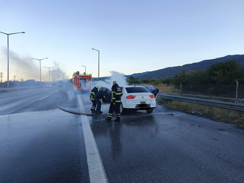 Motor kısmı yanmaya başlayan araçta hasar oluştu (Fotoğraflı) Ferit Savaş HATAY (İHA) - Hatay’da seyir halindeyken motor kısmı alevlere teslim olan araçta hasar oluştu. Yangın, Adana - Hatay otoyolu Payas mevkiinde yaşandı. Seyir halindeki SEAT marka otomobilin motor kısmı alevlere teslim oldu. İhbar üzerine bölgeye itfaiye ekipleri sevk edildi. Alevler, itfaiye ekiplerinin müdahalesiyle kısa sürede söndürüldü. Araçta maddi hasar oluştu.