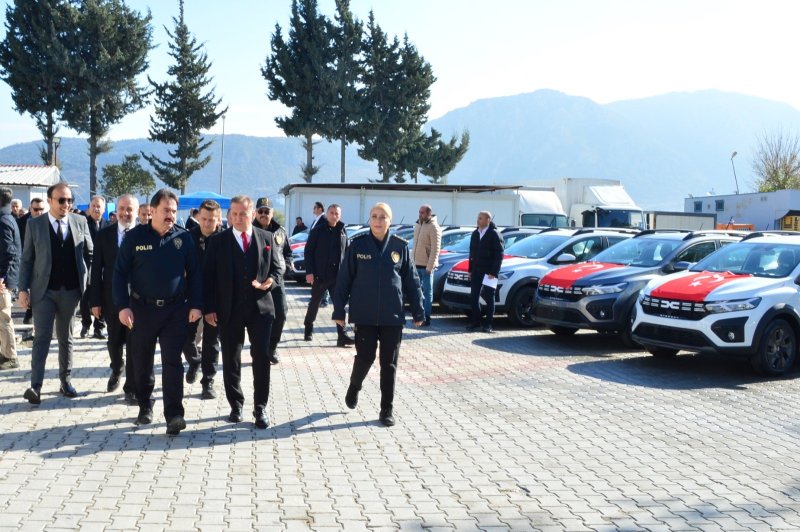 Hatay Büyükşehir Belediyesi, emniyete 100 araç hibe etti