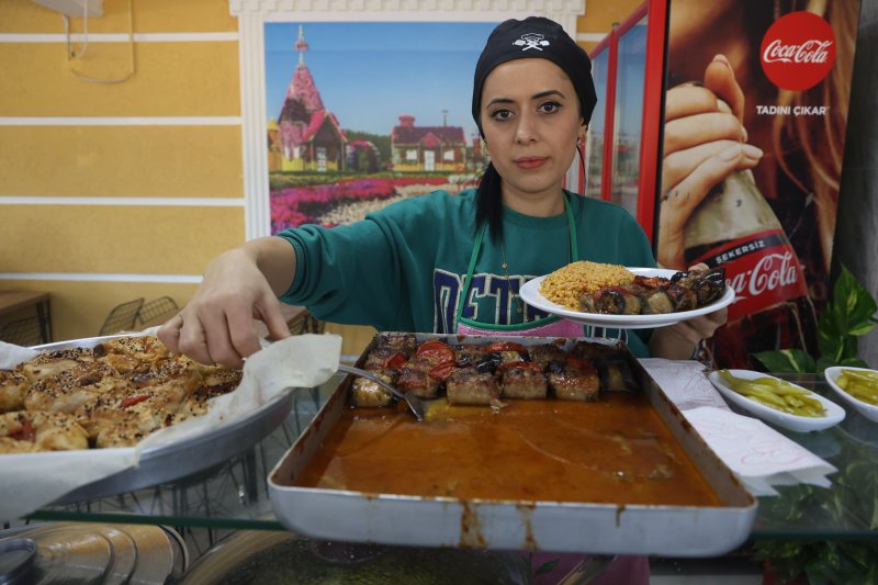 Eşini depremde kaybeden annenin yemek kazanı yetim evlatlarının geleceği için kaynıyor - Depremzede Derya Kara: “Eşime yemek yapıyormuş gibi ve eşimin emanetlerine bakmak için yemekler yapıyorum” (Fotoğraflıü) Ramazan İlın - Yakup Söylemez HATAY (İHA) - Hatay'da depremde eşini kaybeden ve çocuklarıyla birlikte depremin 18'inci saatinde enkazdan kurtarılan 34 yaşındaki Derya Kara, deprem sonra açtığı lokantada rahmetli eşinin sevdiği yemekleri vatandaşlara tattırarak evlatlarının geleceği için mesai yapıyor. Asrın felaketi olarak nitelendirilen 6 Şubat depremlerinde Hatay'da 25 bine yakın insan vefat etmiş, binlerce insan enkaz altından sağ olarak kurtarılmıştı. Depreme Hassa ilçesi Yenimahalle'de yakalanan 34 yaşındaki Derya Kara ve evlatları 10 yaşındaki Mahmut Kara ile 8 yaşındaki Aras Kara enkazdan 18. Saatte sağ olarak kurtuldu. Derya Kara'nın 2 evladının babası eşi 38 yaşındaki Kamil Kara'ysa enkazda kalarak vefat etti. Deprem sonrası 4 aylık tedavi süreci olan Kara, bir süre farklı işlerde çalıştık sonra kendi işini kurmaya karar verdi. Babasının evinin balkonun alt kısmını dükkan haline getiren Kara, açtığı lokantada insanlara yemekler yaparak evlatlarının rızkını kazanmaya çalışıyor. Depremden sonra eşinin sevdiği yemekleri yapamayan Kara, açtığı lokantayla tekrar eşinin sevdiği yemekleri yapmaya başladı ve evlatları için yeniden hayata tutundu. “Eşim bir adım, arkamdaydı ben ve çocuklarım bir adım öndeydik ama bir adım daha atsaydık belki eşim kurtulabilirdi” Depremde ailesiyle birlikte enkaz altında kurtulup hastanede eşini kaybeden depremzede Derya Kara, “Sabaha karşı saat 04:15'i geçerken yatakta dolanırken bir anda sallantıyla yerimizden fırladık. Anne bizi kurtarın diye çocuklarımın çığlıklarını duydum. Çocuklarımızla aramızda kısa bir mesafe vardı ama o anı yaşayınca tekrardan hala etkileniyorum. Çevredekilerin dediklerine göre depremin 18'inci saatinde kurtarıldık. Eşim bir adım arkamdaydı ben ve çocuklarım bir adım öndeydik ama bir adım daha atsaydık belki kurtulabilirdik. O adımı atamadık çok sallanıyorduk. Evin duvarını patladığını gördüm ve duvardan aldığım darbeyle bayılmıştım. Kendime geldiğimde enkazdaydım ve çocuklarımdan ses alamıyordum. O anda eşim dizime yatmış vaziyette hissedebiliyordum” dedi. “Eşime yemek yapıyormuş gibi eşimin emanetlerine bakmak için yemekler yapıyorum” Eşine yapıyormuş gibi yemekler yapıp kazanç sağladığını ifade eden depremzede Kara, “Depremde 3 ila 4 ay süren bir tedavi sürecim oldu. Sağ tarafımda felç geçirdim ve bundan dolayı ayağımla ilgili hala sıkıntılarım var. Babamın evin balkonunun alt kısmını işyeri yaptık. Ben kendi işimi yapmak istiyordum ve babamla buraya açtık. Rahmetli eşim benim yemeklerimi çok severdi. Ben depremden sonra mutfakta eşimin sevdiği yemekleri yapamıyordum. Sonra yaptığım yemekleri eşim yiyecek gibi yapmayı deneyince yapabiliyorum. Eşime yapıyormuş gibi ve eşimin emanetlerine bakmak için yemekler yapıyorum. Rabbim çok şükür rızkını gönderiyor ve bu şekilde kendi kazancımı buradan sağlıyorum. Bu şekilde sevdiğim işi yapıyorum. Çocuklarıma ve insanlara yemek yapıyorum. İnsanların mutlu oldukları zaman bende mutlu oluyorum. Bu şekilde hayata sımsıkı tutunmaya çalışıyoruz. Dükkanıma herkesi davet ediyorum. Herkesin ve özellikle çocukları olan kişilerin dik dursunlar. Bir kadın inandıktan sonra her şeyi yapabilir. Ben sıfırdan başladım ve şükürler olsun ki hiç kimseye ihtiyaç duymadan çocuklarıma bakabiliyorum” ifadelerini kullandı.