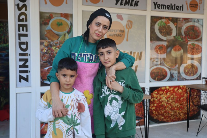 Eşini depremde kaybeden annenin yemek kazanı yetim evlatlarının geleceği için kaynıyor - Depremzede Derya Kara: “Eşime yemek yapıyormuş gibi ve eşimin emanetlerine bakmak için yemekler yapıyorum” (Fotoğraflıü) Ramazan İlın - Yakup Söylemez HATAY (İHA) - Hatay'da depremde eşini kaybeden ve çocuklarıyla birlikte depremin 18'inci saatinde enkazdan kurtarılan 34 yaşındaki Derya Kara, deprem sonra açtığı lokantada rahmetli eşinin sevdiği yemekleri vatandaşlara tattırarak evlatlarının geleceği için mesai yapıyor. Asrın felaketi olarak nitelendirilen 6 Şubat depremlerinde Hatay'da 25 bine yakın insan vefat etmiş, binlerce insan enkaz altından sağ olarak kurtarılmıştı. Depreme Hassa ilçesi Yenimahalle'de yakalanan 34 yaşındaki Derya Kara ve evlatları 10 yaşındaki Mahmut Kara ile 8 yaşındaki Aras Kara enkazdan 18. Saatte sağ olarak kurtuldu. Derya Kara'nın 2 evladının babası eşi 38 yaşındaki Kamil Kara'ysa enkazda kalarak vefat etti. Deprem sonrası 4 aylık tedavi süreci olan Kara, bir süre farklı işlerde çalıştık sonra kendi işini kurmaya karar verdi. Babasının evinin balkonun alt kısmını dükkan haline getiren Kara, açtığı lokantada insanlara yemekler yaparak evlatlarının rızkını kazanmaya çalışıyor. Depremden sonra eşinin sevdiği yemekleri yapamayan Kara, açtığı lokantayla tekrar eşinin sevdiği yemekleri yapmaya başladı ve evlatları için yeniden hayata tutundu. “Eşim bir adım, arkamdaydı ben ve çocuklarım bir adım öndeydik ama bir adım daha atsaydık belki eşim kurtulabilirdi” Depremde ailesiyle birlikte enkaz altında kurtulup hastanede eşini kaybeden depremzede Derya Kara, “Sabaha karşı saat 04:15'i geçerken yatakta dolanırken bir anda sallantıyla yerimizden fırladık. Anne bizi kurtarın diye çocuklarımın çığlıklarını duydum. Çocuklarımızla aramızda kısa bir mesafe vardı ama o anı yaşayınca tekrardan hala etkileniyorum. Çevredekilerin dediklerine göre depremin 18'inci saatinde kurtarıldık. Eşim bir adım arkamdaydı ben ve çocuklarım bir adım öndeydik ama bir adım daha atsaydık belki kurtulabilirdik. O adımı atamadık çok sallanıyorduk. Evin duvarını patladığını gördüm ve duvardan aldığım darbeyle bayılmıştım. Kendime geldiğimde enkazdaydım ve çocuklarımdan ses alamıyordum. O anda eşim dizime yatmış vaziyette hissedebiliyordum” dedi. “Eşime yemek yapıyormuş gibi eşimin emanetlerine bakmak için yemekler yapıyorum” Eşine yapıyormuş gibi yemekler yapıp kazanç sağladığını ifade eden depremzede Kara, “Depremde 3 ila 4 ay süren bir tedavi sürecim oldu. Sağ tarafımda felç geçirdim ve bundan dolayı ayağımla ilgili hala sıkıntılarım var. Babamın evin balkonunun alt kısmını işyeri yaptık. Ben kendi işimi yapmak istiyordum ve babamla buraya açtık. Rahmetli eşim benim yemeklerimi çok severdi. Ben depremden sonra mutfakta eşimin sevdiği yemekleri yapamıyordum. Sonra yaptığım yemekleri eşim yiyecek gibi yapmayı deneyince yapabiliyorum. Eşime yapıyormuş gibi ve eşimin emanetlerine bakmak için yemekler yapıyorum. Rabbim çok şükür rızkını gönderiyor ve bu şekilde kendi kazancımı buradan sağlıyorum. Bu şekilde sevdiğim işi yapıyorum. Çocuklarıma ve insanlara yemek yapıyorum. İnsanların mutlu oldukları zaman bende mutlu oluyorum. Bu şekilde hayata sımsıkı tutunmaya çalışıyoruz. Dükkanıma herkesi davet ediyorum. Herkesin ve özellikle çocukları olan kişilerin dik dursunlar. Bir kadın inandıktan sonra her şeyi yapabilir. Ben sıfırdan başladım ve şükürler olsun ki hiç kimseye ihtiyaç duymadan çocuklarıma bakabiliyorum” ifadelerini kullandı.