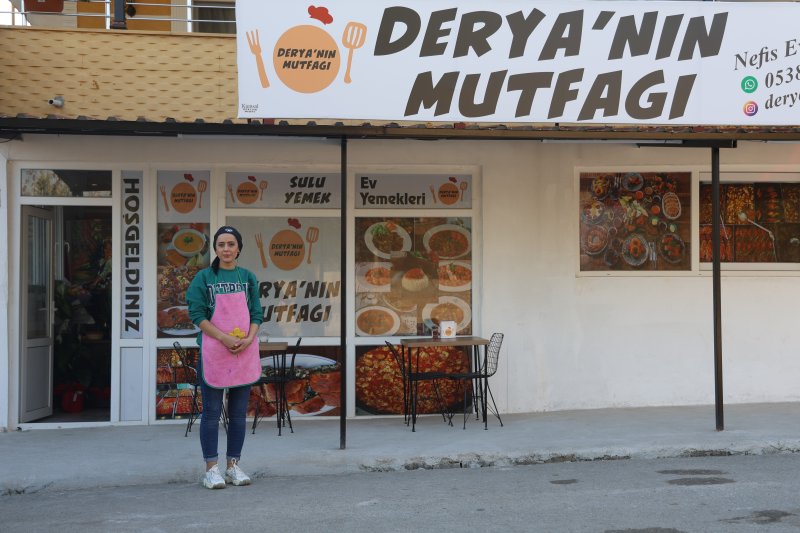 Eşini depremde kaybeden annenin yemek kazanı yetim evlatlarının geleceği için kaynıyor - Depremzede Derya Kara: “Eşime yemek yapıyormuş gibi ve eşimin emanetlerine bakmak için yemekler yapıyorum” (Fotoğraflıü) Ramazan İlın - Yakup Söylemez HATAY (İHA) - Hatay'da depremde eşini kaybeden ve çocuklarıyla birlikte depremin 18'inci saatinde enkazdan kurtarılan 34 yaşındaki Derya Kara, deprem sonra açtığı lokantada rahmetli eşinin sevdiği yemekleri vatandaşlara tattırarak evlatlarının geleceği için mesai yapıyor. Asrın felaketi olarak nitelendirilen 6 Şubat depremlerinde Hatay'da 25 bine yakın insan vefat etmiş, binlerce insan enkaz altından sağ olarak kurtarılmıştı. Depreme Hassa ilçesi Yenimahalle'de yakalanan 34 yaşındaki Derya Kara ve evlatları 10 yaşındaki Mahmut Kara ile 8 yaşındaki Aras Kara enkazdan 18. Saatte sağ olarak kurtuldu. Derya Kara'nın 2 evladının babası eşi 38 yaşındaki Kamil Kara'ysa enkazda kalarak vefat etti. Deprem sonrası 4 aylık tedavi süreci olan Kara, bir süre farklı işlerde çalıştık sonra kendi işini kurmaya karar verdi. Babasının evinin balkonun alt kısmını dükkan haline getiren Kara, açtığı lokantada insanlara yemekler yaparak evlatlarının rızkını kazanmaya çalışıyor. Depremden sonra eşinin sevdiği yemekleri yapamayan Kara, açtığı lokantayla tekrar eşinin sevdiği yemekleri yapmaya başladı ve evlatları için yeniden hayata tutundu. “Eşim bir adım, arkamdaydı ben ve çocuklarım bir adım öndeydik ama bir adım daha atsaydık belki eşim kurtulabilirdi” Depremde ailesiyle birlikte enkaz altında kurtulup hastanede eşini kaybeden depremzede Derya Kara, “Sabaha karşı saat 04:15'i geçerken yatakta dolanırken bir anda sallantıyla yerimizden fırladık. Anne bizi kurtarın diye çocuklarımın çığlıklarını duydum. Çocuklarımızla aramızda kısa bir mesafe vardı ama o anı yaşayınca tekrardan hala etkileniyorum. Çevredekilerin dediklerine göre depremin 18'inci saatinde kurtarıldık. Eşim bir adım arkamdaydı ben ve çocuklarım bir adım öndeydik ama bir adım daha atsaydık belki kurtulabilirdik. O adımı atamadık çok sallanıyorduk. Evin duvarını patladığını gördüm ve duvardan aldığım darbeyle bayılmıştım. Kendime geldiğimde enkazdaydım ve çocuklarımdan ses alamıyordum. O anda eşim dizime yatmış vaziyette hissedebiliyordum” dedi. “Eşime yemek yapıyormuş gibi eşimin emanetlerine bakmak için yemekler yapıyorum” Eşine yapıyormuş gibi yemekler yapıp kazanç sağladığını ifade eden depremzede Kara, “Depremde 3 ila 4 ay süren bir tedavi sürecim oldu. Sağ tarafımda felç geçirdim ve bundan dolayı ayağımla ilgili hala sıkıntılarım var. Babamın evin balkonunun alt kısmını işyeri yaptık. Ben kendi işimi yapmak istiyordum ve babamla buraya açtık. Rahmetli eşim benim yemeklerimi çok severdi. Ben depremden sonra mutfakta eşimin sevdiği yemekleri yapamıyordum. Sonra yaptığım yemekleri eşim yiyecek gibi yapmayı deneyince yapabiliyorum. Eşime yapıyormuş gibi ve eşimin emanetlerine bakmak için yemekler yapıyorum. Rabbim çok şükür rızkını gönderiyor ve bu şekilde kendi kazancımı buradan sağlıyorum. Bu şekilde sevdiğim işi yapıyorum. Çocuklarıma ve insanlara yemek yapıyorum. İnsanların mutlu oldukları zaman bende mutlu oluyorum. Bu şekilde hayata sımsıkı tutunmaya çalışıyoruz. Dükkanıma herkesi davet ediyorum. Herkesin ve özellikle çocukları olan kişilerin dik dursunlar. Bir kadın inandıktan sonra her şeyi yapabilir. Ben sıfırdan başladım ve şükürler olsun ki hiç kimseye ihtiyaç duymadan çocuklarıma bakabiliyorum” ifadelerini kullandı.