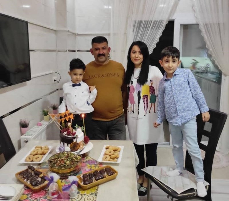 Eşini depremde kaybeden annenin yemek kazanı yetim evlatlarının geleceği için kaynıyor - Depremzede Derya Kara: “Eşime yemek yapıyormuş gibi ve eşimin emanetlerine bakmak için yemekler yapıyorum” (Fotoğraflıü) Ramazan İlın - Yakup Söylemez HATAY (İHA) - Hatay'da depremde eşini kaybeden ve çocuklarıyla birlikte depremin 18'inci saatinde enkazdan kurtarılan 34 yaşındaki Derya Kara, deprem sonra açtığı lokantada rahmetli eşinin sevdiği yemekleri vatandaşlara tattırarak evlatlarının geleceği için mesai yapıyor. Asrın felaketi olarak nitelendirilen 6 Şubat depremlerinde Hatay'da 25 bine yakın insan vefat etmiş, binlerce insan enkaz altından sağ olarak kurtarılmıştı. Depreme Hassa ilçesi Yenimahalle'de yakalanan 34 yaşındaki Derya Kara ve evlatları 10 yaşındaki Mahmut Kara ile 8 yaşındaki Aras Kara enkazdan 18. Saatte sağ olarak kurtuldu. Derya Kara'nın 2 evladının babası eşi 38 yaşındaki Kamil Kara'ysa enkazda kalarak vefat etti. Deprem sonrası 4 aylık tedavi süreci olan Kara, bir süre farklı işlerde çalıştık sonra kendi işini kurmaya karar verdi. Babasının evinin balkonun alt kısmını dükkan haline getiren Kara, açtığı lokantada insanlara yemekler yaparak evlatlarının rızkını kazanmaya çalışıyor. Depremden sonra eşinin sevdiği yemekleri yapamayan Kara, açtığı lokantayla tekrar eşinin sevdiği yemekleri yapmaya başladı ve evlatları için yeniden hayata tutundu. “Eşim bir adım, arkamdaydı ben ve çocuklarım bir adım öndeydik ama bir adım daha atsaydık belki eşim kurtulabilirdi” Depremde ailesiyle birlikte enkaz altında kurtulup hastanede eşini kaybeden depremzede Derya Kara, “Sabaha karşı saat 04:15'i geçerken yatakta dolanırken bir anda sallantıyla yerimizden fırladık. Anne bizi kurtarın diye çocuklarımın çığlıklarını duydum. Çocuklarımızla aramızda kısa bir mesafe vardı ama o anı yaşayınca tekrardan hala etkileniyorum. Çevredekilerin dediklerine göre depremin 18'inci saatinde kurtarıldık. Eşim bir adım arkamdaydı ben ve çocuklarım bir adım öndeydik ama bir adım daha atsaydık belki kurtulabilirdik. O adımı atamadık çok sallanıyorduk. Evin duvarını patladığını gördüm ve duvardan aldığım darbeyle bayılmıştım. Kendime geldiğimde enkazdaydım ve çocuklarımdan ses alamıyordum. O anda eşim dizime yatmış vaziyette hissedebiliyordum” dedi. “Eşime yemek yapıyormuş gibi eşimin emanetlerine bakmak için yemekler yapıyorum” Eşine yapıyormuş gibi yemekler yapıp kazanç sağladığını ifade eden depremzede Kara, “Depremde 3 ila 4 ay süren bir tedavi sürecim oldu. Sağ tarafımda felç geçirdim ve bundan dolayı ayağımla ilgili hala sıkıntılarım var. Babamın evin balkonunun alt kısmını işyeri yaptık. Ben kendi işimi yapmak istiyordum ve babamla buraya açtık. Rahmetli eşim benim yemeklerimi çok severdi. Ben depremden sonra mutfakta eşimin sevdiği yemekleri yapamıyordum. Sonra yaptığım yemekleri eşim yiyecek gibi yapmayı deneyince yapabiliyorum. Eşime yapıyormuş gibi ve eşimin emanetlerine bakmak için yemekler yapıyorum. Rabbim çok şükür rızkını gönderiyor ve bu şekilde kendi kazancımı buradan sağlıyorum. Bu şekilde sevdiğim işi yapıyorum. Çocuklarıma ve insanlara yemek yapıyorum. İnsanların mutlu oldukları zaman bende mutlu oluyorum. Bu şekilde hayata sımsıkı tutunmaya çalışıyoruz. Dükkanıma herkesi davet ediyorum. Herkesin ve özellikle çocukları olan kişilerin dik dursunlar. Bir kadın inandıktan sonra her şeyi yapabilir. Ben sıfırdan başladım ve şükürler olsun ki hiç kimseye ihtiyaç duymadan çocuklarıma bakabiliyorum” ifadelerini kullandı.