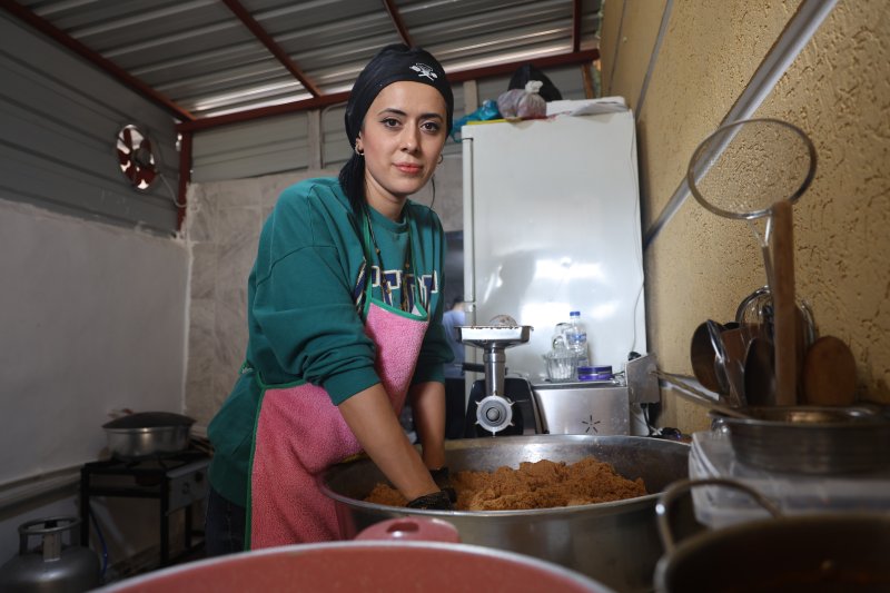 Eşini depremde kaybeden annenin yemek kazanı yetim evlatlarının geleceği için kaynıyor - Depremzede Derya Kara: “Eşime yemek yapıyormuş gibi ve eşimin emanetlerine bakmak için yemekler yapıyorum” (Fotoğraflıü) Ramazan İlın - Yakup Söylemez HATAY (İHA) - Hatay'da depremde eşini kaybeden ve çocuklarıyla birlikte depremin 18'inci saatinde enkazdan kurtarılan 34 yaşındaki Derya Kara, deprem sonra açtığı lokantada rahmetli eşinin sevdiği yemekleri vatandaşlara tattırarak evlatlarının geleceği için mesai yapıyor. Asrın felaketi olarak nitelendirilen 6 Şubat depremlerinde Hatay'da 25 bine yakın insan vefat etmiş, binlerce insan enkaz altından sağ olarak kurtarılmıştı. Depreme Hassa ilçesi Yenimahalle'de yakalanan 34 yaşındaki Derya Kara ve evlatları 10 yaşındaki Mahmut Kara ile 8 yaşındaki Aras Kara enkazdan 18. Saatte sağ olarak kurtuldu. Derya Kara'nın 2 evladının babası eşi 38 yaşındaki Kamil Kara'ysa enkazda kalarak vefat etti. Deprem sonrası 4 aylık tedavi süreci olan Kara, bir süre farklı işlerde çalıştık sonra kendi işini kurmaya karar verdi. Babasının evinin balkonun alt kısmını dükkan haline getiren Kara, açtığı lokantada insanlara yemekler yaparak evlatlarının rızkını kazanmaya çalışıyor. Depremden sonra eşinin sevdiği yemekleri yapamayan Kara, açtığı lokantayla tekrar eşinin sevdiği yemekleri yapmaya başladı ve evlatları için yeniden hayata tutundu. “Eşim bir adım, arkamdaydı ben ve çocuklarım bir adım öndeydik ama bir adım daha atsaydık belki eşim kurtulabilirdi” Depremde ailesiyle birlikte enkaz altında kurtulup hastanede eşini kaybeden depremzede Derya Kara, “Sabaha karşı saat 04:15'i geçerken yatakta dolanırken bir anda sallantıyla yerimizden fırladık. Anne bizi kurtarın diye çocuklarımın çığlıklarını duydum. Çocuklarımızla aramızda kısa bir mesafe vardı ama o anı yaşayınca tekrardan hala etkileniyorum. Çevredekilerin dediklerine göre depremin 18'inci saatinde kurtarıldık. Eşim bir adım arkamdaydı ben ve çocuklarım bir adım öndeydik ama bir adım daha atsaydık belki kurtulabilirdik. O adımı atamadık çok sallanıyorduk. Evin duvarını patladığını gördüm ve duvardan aldığım darbeyle bayılmıştım. Kendime geldiğimde enkazdaydım ve çocuklarımdan ses alamıyordum. O anda eşim dizime yatmış vaziyette hissedebiliyordum” dedi. “Eşime yemek yapıyormuş gibi eşimin emanetlerine bakmak için yemekler yapıyorum” Eşine yapıyormuş gibi yemekler yapıp kazanç sağladığını ifade eden depremzede Kara, “Depremde 3 ila 4 ay süren bir tedavi sürecim oldu. Sağ tarafımda felç geçirdim ve bundan dolayı ayağımla ilgili hala sıkıntılarım var. Babamın evin balkonunun alt kısmını işyeri yaptık. Ben kendi işimi yapmak istiyordum ve babamla buraya açtık. Rahmetli eşim benim yemeklerimi çok severdi. Ben depremden sonra mutfakta eşimin sevdiği yemekleri yapamıyordum. Sonra yaptığım yemekleri eşim yiyecek gibi yapmayı deneyince yapabiliyorum. Eşime yapıyormuş gibi ve eşimin emanetlerine bakmak için yemekler yapıyorum. Rabbim çok şükür rızkını gönderiyor ve bu şekilde kendi kazancımı buradan sağlıyorum. Bu şekilde sevdiğim işi yapıyorum. Çocuklarıma ve insanlara yemek yapıyorum. İnsanların mutlu oldukları zaman bende mutlu oluyorum. Bu şekilde hayata sımsıkı tutunmaya çalışıyoruz. Dükkanıma herkesi davet ediyorum. Herkesin ve özellikle çocukları olan kişilerin dik dursunlar. Bir kadın inandıktan sonra her şeyi yapabilir. Ben sıfırdan başladım ve şükürler olsun ki hiç kimseye ihtiyaç duymadan çocuklarıma bakabiliyorum” ifadelerini kullandı.