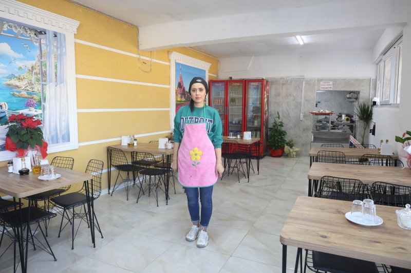 Eşini depremde kaybeden annenin yemek kazanı yetim evlatlarının geleceği için kaynıyor - Depremzede Derya Kara: “Eşime yemek yapıyormuş gibi ve eşimin emanetlerine bakmak için yemekler yapıyorum” (Fotoğraflıü) Ramazan İlın - Yakup Söylemez HATAY (İHA) - Hatay'da depremde eşini kaybeden ve çocuklarıyla birlikte depremin 18'inci saatinde enkazdan kurtarılan 34 yaşındaki Derya Kara, deprem sonra açtığı lokantada rahmetli eşinin sevdiği yemekleri vatandaşlara tattırarak evlatlarının geleceği için mesai yapıyor. Asrın felaketi olarak nitelendirilen 6 Şubat depremlerinde Hatay'da 25 bine yakın insan vefat etmiş, binlerce insan enkaz altından sağ olarak kurtarılmıştı. Depreme Hassa ilçesi Yenimahalle'de yakalanan 34 yaşındaki Derya Kara ve evlatları 10 yaşındaki Mahmut Kara ile 8 yaşındaki Aras Kara enkazdan 18. Saatte sağ olarak kurtuldu. Derya Kara'nın 2 evladının babası eşi 38 yaşındaki Kamil Kara'ysa enkazda kalarak vefat etti. Deprem sonrası 4 aylık tedavi süreci olan Kara, bir süre farklı işlerde çalıştık sonra kendi işini kurmaya karar verdi. Babasının evinin balkonun alt kısmını dükkan haline getiren Kara, açtığı lokantada insanlara yemekler yaparak evlatlarının rızkını kazanmaya çalışıyor. Depremden sonra eşinin sevdiği yemekleri yapamayan Kara, açtığı lokantayla tekrar eşinin sevdiği yemekleri yapmaya başladı ve evlatları için yeniden hayata tutundu. “Eşim bir adım, arkamdaydı ben ve çocuklarım bir adım öndeydik ama bir adım daha atsaydık belki eşim kurtulabilirdi” Depremde ailesiyle birlikte enkaz altında kurtulup hastanede eşini kaybeden depremzede Derya Kara, “Sabaha karşı saat 04:15'i geçerken yatakta dolanırken bir anda sallantıyla yerimizden fırladık. Anne bizi kurtarın diye çocuklarımın çığlıklarını duydum. Çocuklarımızla aramızda kısa bir mesafe vardı ama o anı yaşayınca tekrardan hala etkileniyorum. Çevredekilerin dediklerine göre depremin 18'inci saatinde kurtarıldık. Eşim bir adım arkamdaydı ben ve çocuklarım bir adım öndeydik ama bir adım daha atsaydık belki kurtulabilirdik. O adımı atamadık çok sallanıyorduk. Evin duvarını patladığını gördüm ve duvardan aldığım darbeyle bayılmıştım. Kendime geldiğimde enkazdaydım ve çocuklarımdan ses alamıyordum. O anda eşim dizime yatmış vaziyette hissedebiliyordum” dedi. “Eşime yemek yapıyormuş gibi eşimin emanetlerine bakmak için yemekler yapıyorum” Eşine yapıyormuş gibi yemekler yapıp kazanç sağladığını ifade eden depremzede Kara, “Depremde 3 ila 4 ay süren bir tedavi sürecim oldu. Sağ tarafımda felç geçirdim ve bundan dolayı ayağımla ilgili hala sıkıntılarım var. Babamın evin balkonunun alt kısmını işyeri yaptık. Ben kendi işimi yapmak istiyordum ve babamla buraya açtık. Rahmetli eşim benim yemeklerimi çok severdi. Ben depremden sonra mutfakta eşimin sevdiği yemekleri yapamıyordum. Sonra yaptığım yemekleri eşim yiyecek gibi yapmayı deneyince yapabiliyorum. Eşime yapıyormuş gibi ve eşimin emanetlerine bakmak için yemekler yapıyorum. Rabbim çok şükür rızkını gönderiyor ve bu şekilde kendi kazancımı buradan sağlıyorum. Bu şekilde sevdiğim işi yapıyorum. Çocuklarıma ve insanlara yemek yapıyorum. İnsanların mutlu oldukları zaman bende mutlu oluyorum. Bu şekilde hayata sımsıkı tutunmaya çalışıyoruz. Dükkanıma herkesi davet ediyorum. Herkesin ve özellikle çocukları olan kişilerin dik dursunlar. Bir kadın inandıktan sonra her şeyi yapabilir. Ben sıfırdan başladım ve şükürler olsun ki hiç kimseye ihtiyaç duymadan çocuklarıma bakabiliyorum” ifadelerini kullandı.
