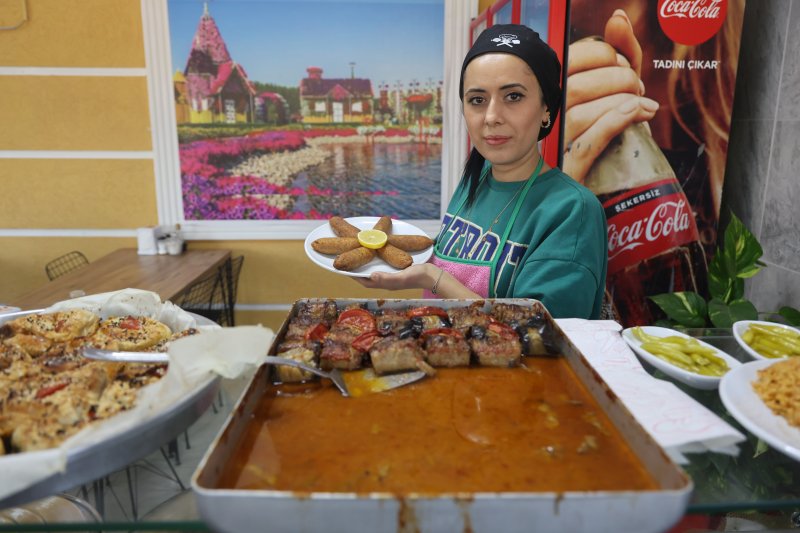 Eşini depremde kaybeden annenin yemek kazanı yetim evlatlarının geleceği için kaynıyor - Depremzede Derya Kara: “Eşime yemek yapıyormuş gibi ve eşimin emanetlerine bakmak için yemekler yapıyorum” (Fotoğraflıü) Ramazan İlın - Yakup Söylemez HATAY (İHA) - Hatay'da depremde eşini kaybeden ve çocuklarıyla birlikte depremin 18'inci saatinde enkazdan kurtarılan 34 yaşındaki Derya Kara, deprem sonra açtığı lokantada rahmetli eşinin sevdiği yemekleri vatandaşlara tattırarak evlatlarının geleceği için mesai yapıyor. Asrın felaketi olarak nitelendirilen 6 Şubat depremlerinde Hatay'da 25 bine yakın insan vefat etmiş, binlerce insan enkaz altından sağ olarak kurtarılmıştı. Depreme Hassa ilçesi Yenimahalle'de yakalanan 34 yaşındaki Derya Kara ve evlatları 10 yaşındaki Mahmut Kara ile 8 yaşındaki Aras Kara enkazdan 18. Saatte sağ olarak kurtuldu. Derya Kara'nın 2 evladının babası eşi 38 yaşındaki Kamil Kara'ysa enkazda kalarak vefat etti. Deprem sonrası 4 aylık tedavi süreci olan Kara, bir süre farklı işlerde çalıştık sonra kendi işini kurmaya karar verdi. Babasının evinin balkonun alt kısmını dükkan haline getiren Kara, açtığı lokantada insanlara yemekler yaparak evlatlarının rızkını kazanmaya çalışıyor. Depremden sonra eşinin sevdiği yemekleri yapamayan Kara, açtığı lokantayla tekrar eşinin sevdiği yemekleri yapmaya başladı ve evlatları için yeniden hayata tutundu. “Eşim bir adım, arkamdaydı ben ve çocuklarım bir adım öndeydik ama bir adım daha atsaydık belki eşim kurtulabilirdi” Depremde ailesiyle birlikte enkaz altında kurtulup hastanede eşini kaybeden depremzede Derya Kara, “Sabaha karşı saat 04:15'i geçerken yatakta dolanırken bir anda sallantıyla yerimizden fırladık. Anne bizi kurtarın diye çocuklarımın çığlıklarını duydum. Çocuklarımızla aramızda kısa bir mesafe vardı ama o anı yaşayınca tekrardan hala etkileniyorum. Çevredekilerin dediklerine göre depremin 18'inci saatinde kurtarıldık. Eşim bir adım arkamdaydı ben ve çocuklarım bir adım öndeydik ama bir adım daha atsaydık belki kurtulabilirdik. O adımı atamadık çok sallanıyorduk. Evin duvarını patladığını gördüm ve duvardan aldığım darbeyle bayılmıştım. Kendime geldiğimde enkazdaydım ve çocuklarımdan ses alamıyordum. O anda eşim dizime yatmış vaziyette hissedebiliyordum” dedi. “Eşime yemek yapıyormuş gibi eşimin emanetlerine bakmak için yemekler yapıyorum” Eşine yapıyormuş gibi yemekler yapıp kazanç sağladığını ifade eden depremzede Kara, “Depremde 3 ila 4 ay süren bir tedavi sürecim oldu. Sağ tarafımda felç geçirdim ve bundan dolayı ayağımla ilgili hala sıkıntılarım var. Babamın evin balkonunun alt kısmını işyeri yaptık. Ben kendi işimi yapmak istiyordum ve babamla buraya açtık. Rahmetli eşim benim yemeklerimi çok severdi. Ben depremden sonra mutfakta eşimin sevdiği yemekleri yapamıyordum. Sonra yaptığım yemekleri eşim yiyecek gibi yapmayı deneyince yapabiliyorum. Eşime yapıyormuş gibi ve eşimin emanetlerine bakmak için yemekler yapıyorum. Rabbim çok şükür rızkını gönderiyor ve bu şekilde kendi kazancımı buradan sağlıyorum. Bu şekilde sevdiğim işi yapıyorum. Çocuklarıma ve insanlara yemek yapıyorum. İnsanların mutlu oldukları zaman bende mutlu oluyorum. Bu şekilde hayata sımsıkı tutunmaya çalışıyoruz. Dükkanıma herkesi davet ediyorum. Herkesin ve özellikle çocukları olan kişilerin dik dursunlar. Bir kadın inandıktan sonra her şeyi yapabilir. Ben sıfırdan başladım ve şükürler olsun ki hiç kimseye ihtiyaç duymadan çocuklarıma bakabiliyorum” ifadelerini kullandı.
