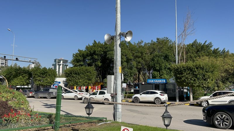 Üzerine basıldığında uyarı veren çimleri test etmek isteyenler esnafı ikiye böldü