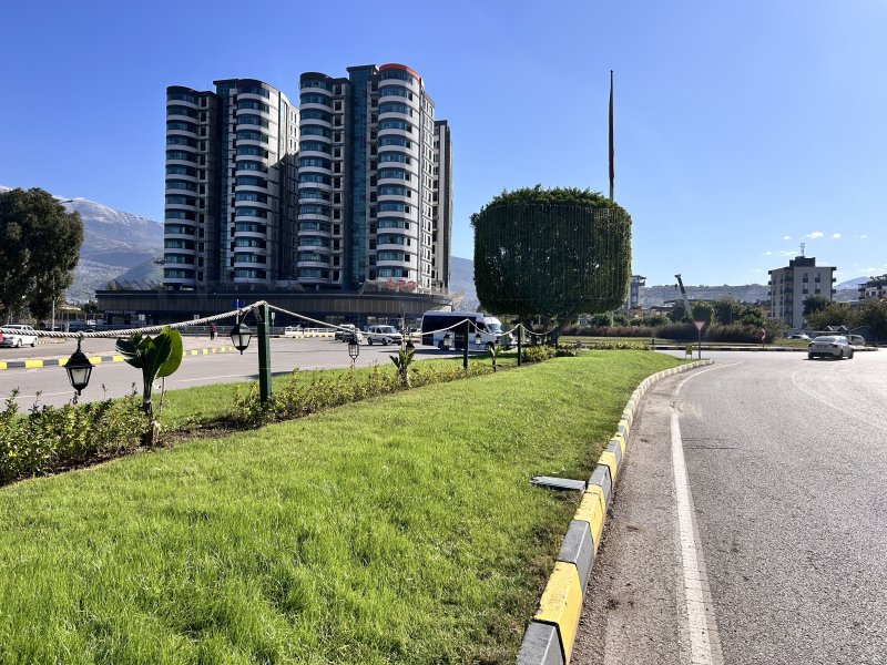 Üzerine basıldığında uyarı veren çimleri test etmek isteyenler esnafı ikiye böldü