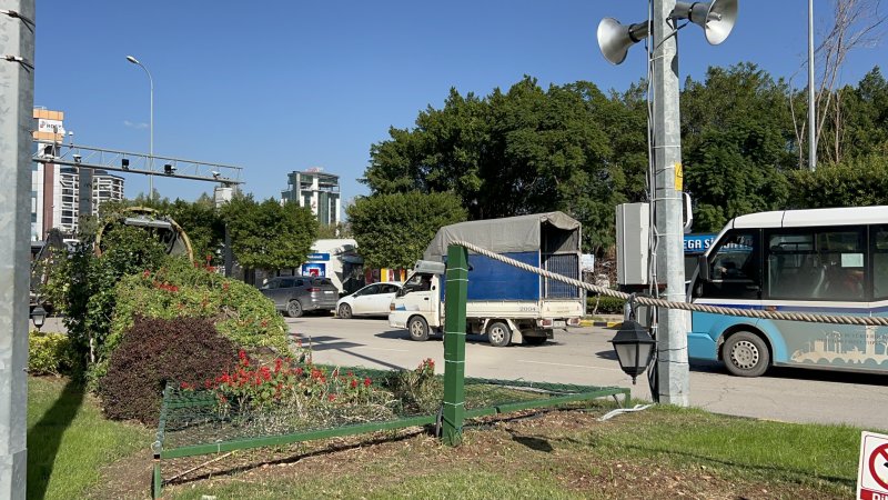 Üzerine basıldığında uyarı veren çimleri test etmek isteyenler esnafı ikiye böldü