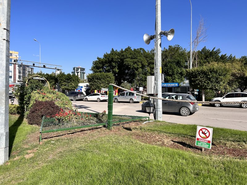 Üzerine basıldığında uyarı veren çimleri test etmek isteyenler esnafı ikiye böldü