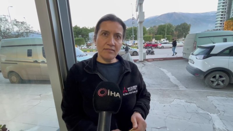 Üzerine basıldığında uyarı veren çimleri test etmek isteyenler esnafı ikiye böldü